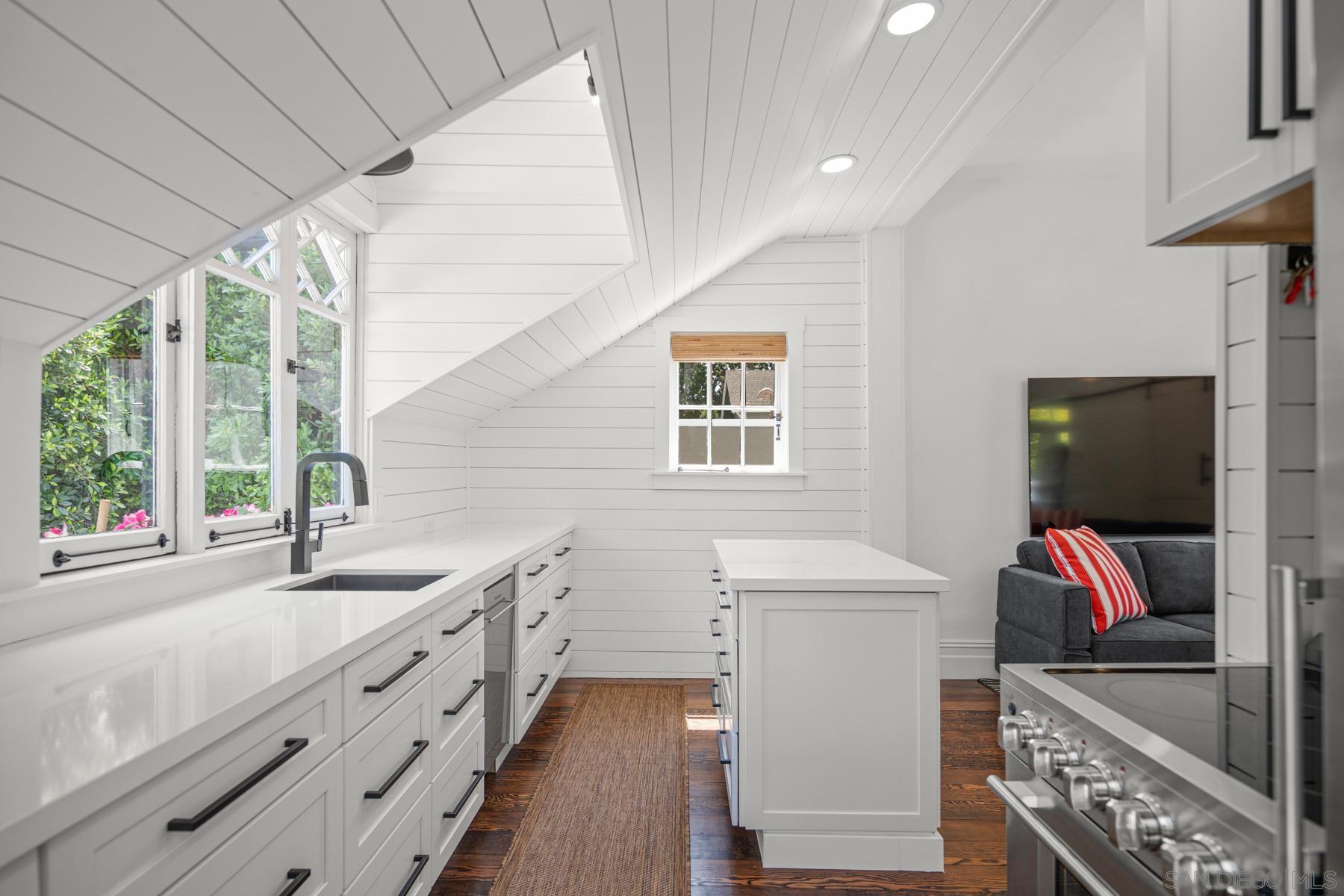 Detail Gallery Image 18 of 42 For 1021  E Ave, Coronado,  CA 92118 - 4 Beds | 3/1 Baths