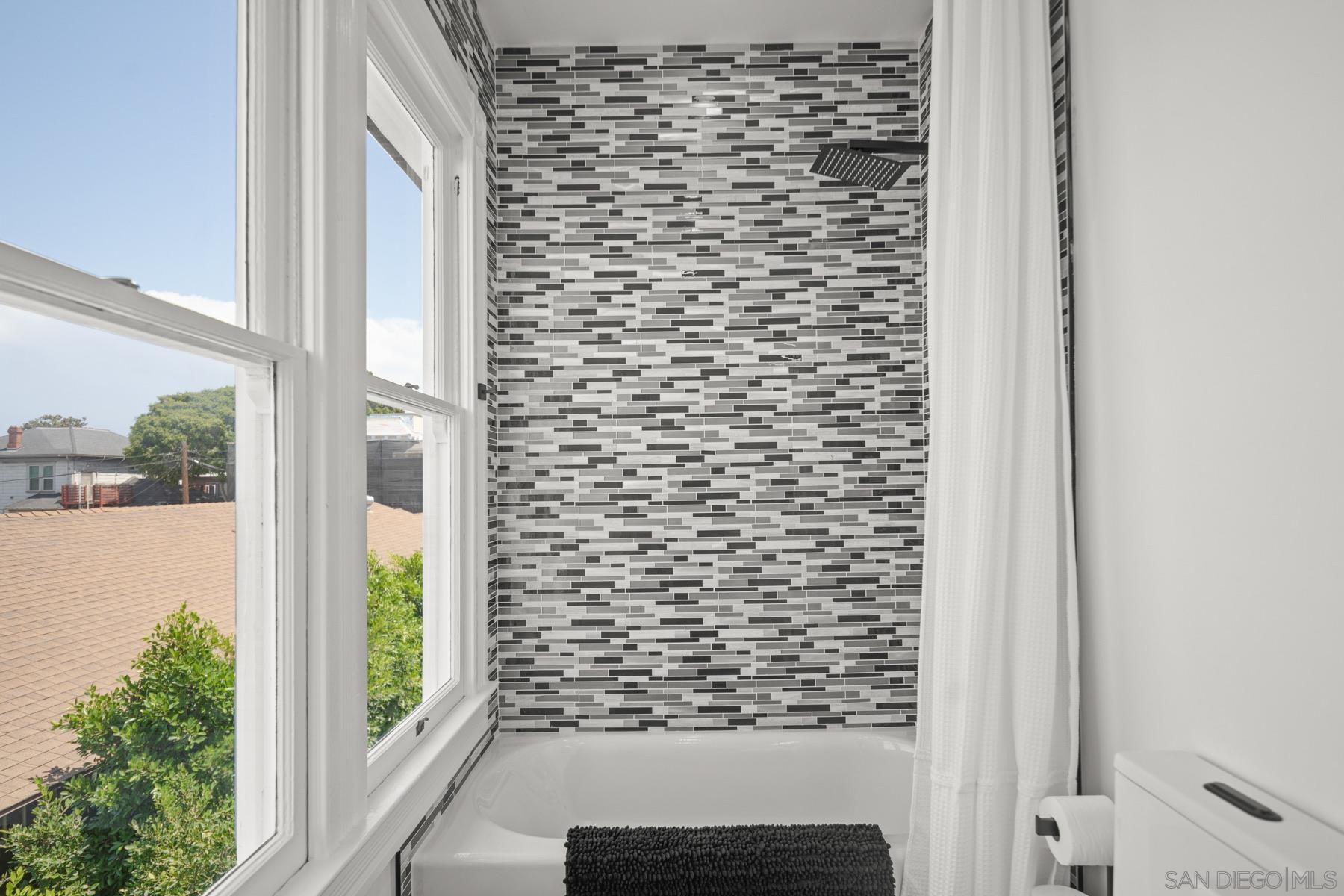 Detail Gallery Image 27 of 42 For 1021  E Ave, Coronado,  CA 92118 - 4 Beds | 3/1 Baths