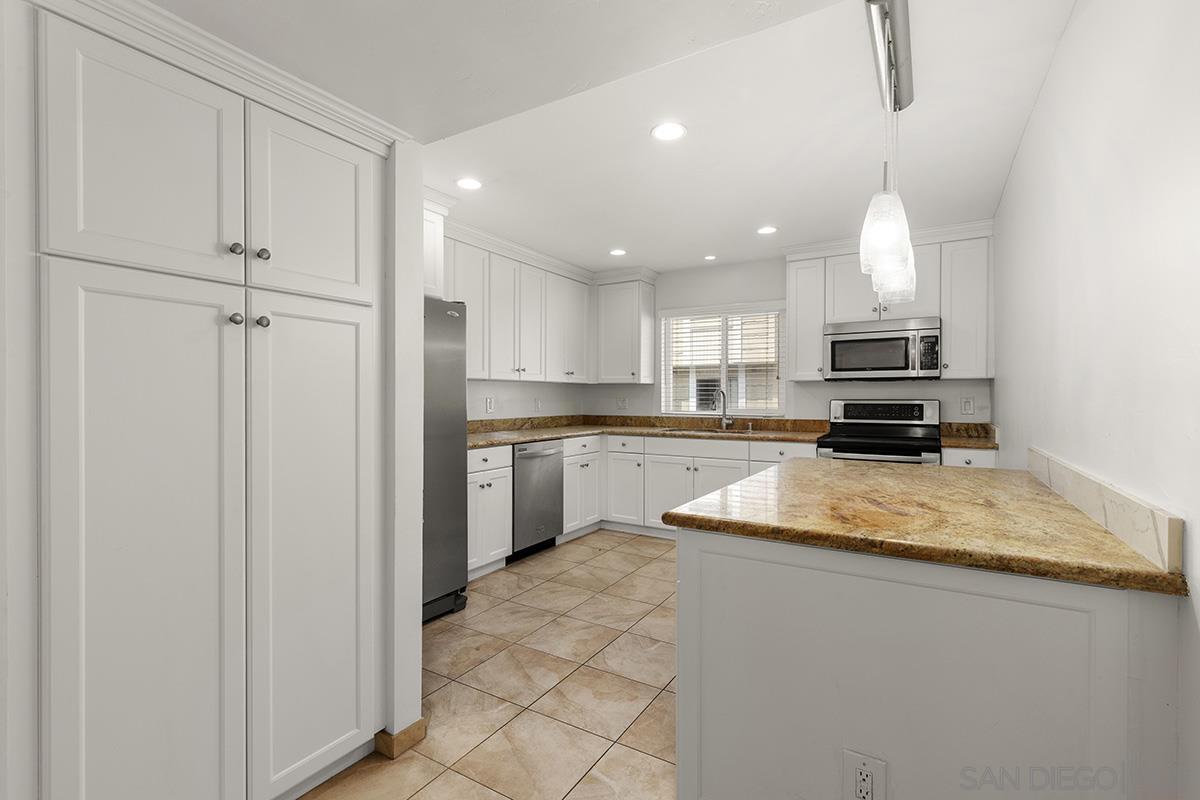 Detail Gallery Image 13 of 34 For 4028  Mahaila Ave  C, San Diego,  CA 92122 - 4 Beds | 2/1 Baths