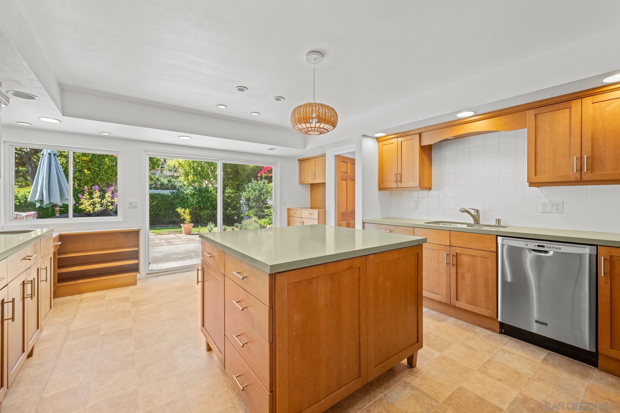 Detail Gallery Image 14 of 28 For 1640  El Paso Real, La Jolla,  CA 92037 - 4 Beds | 3/1 Baths