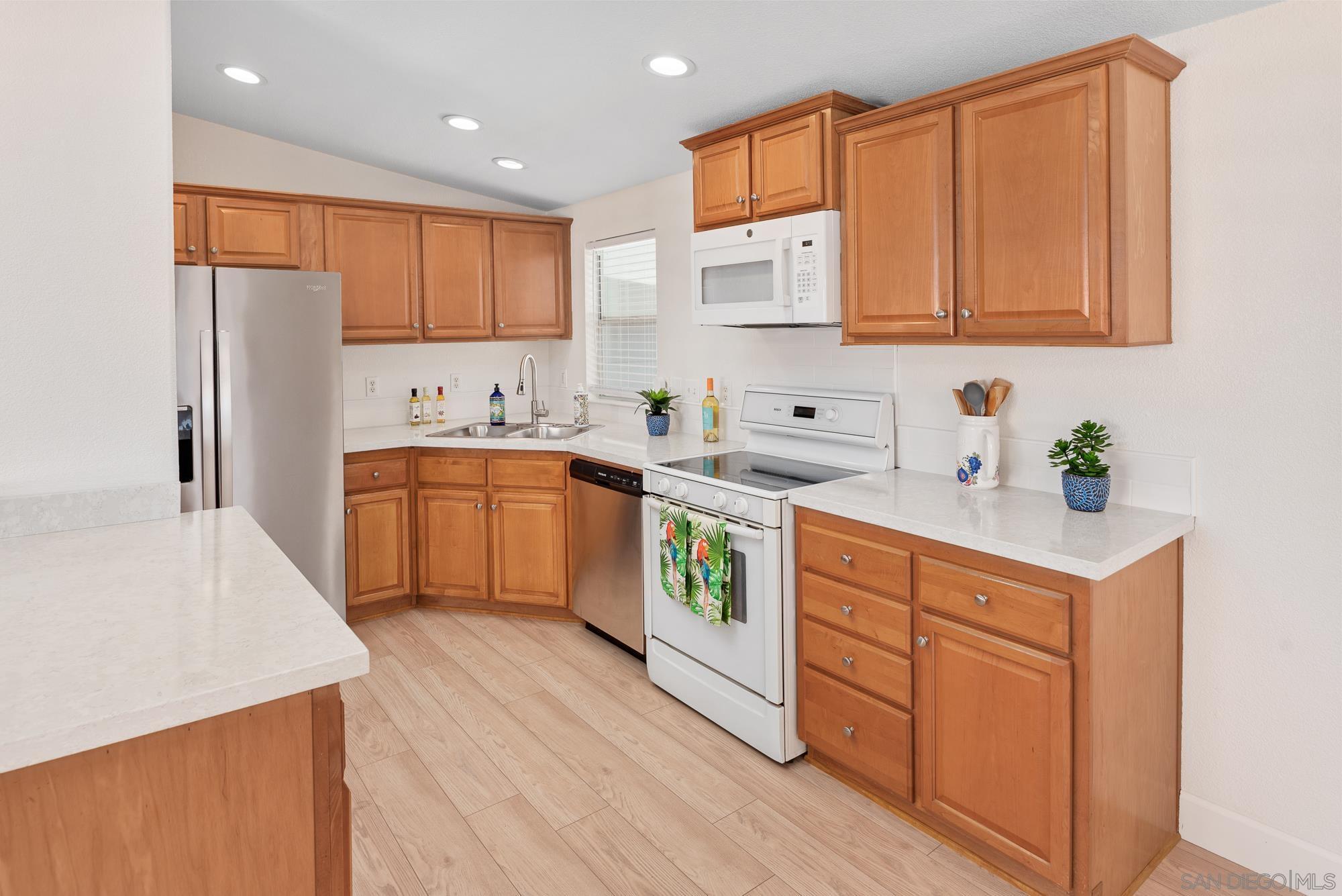 Detail Gallery Image 11 of 49 For 200  El Camino Real  #343,  Oceanside,  CA 92058 - 2 Beds | 2 Baths
