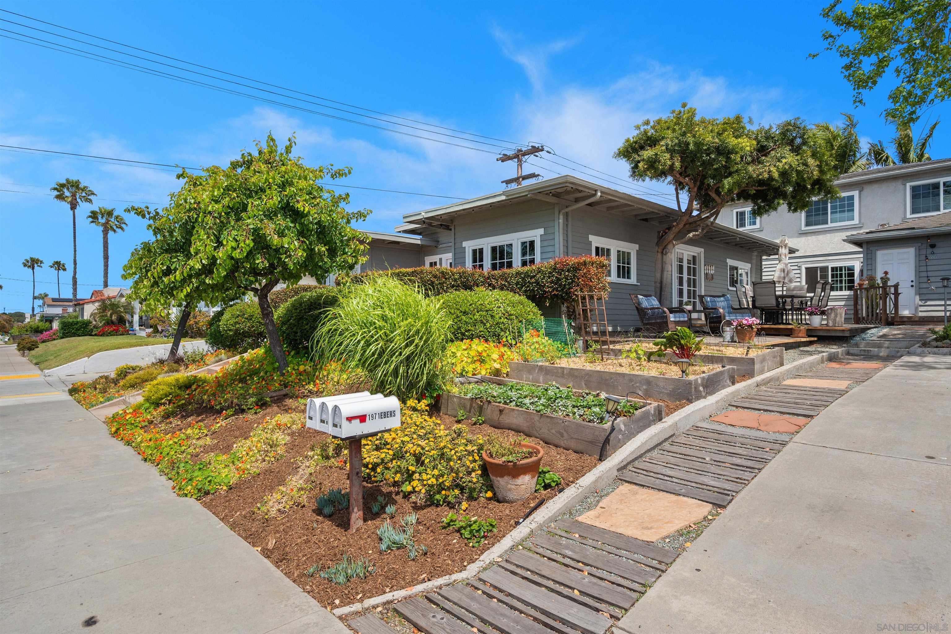 Detail Gallery Image 2 of 42 For 1971  Ebers Street, San Diego,  CA 92107 - 3 Beds | 2 Baths