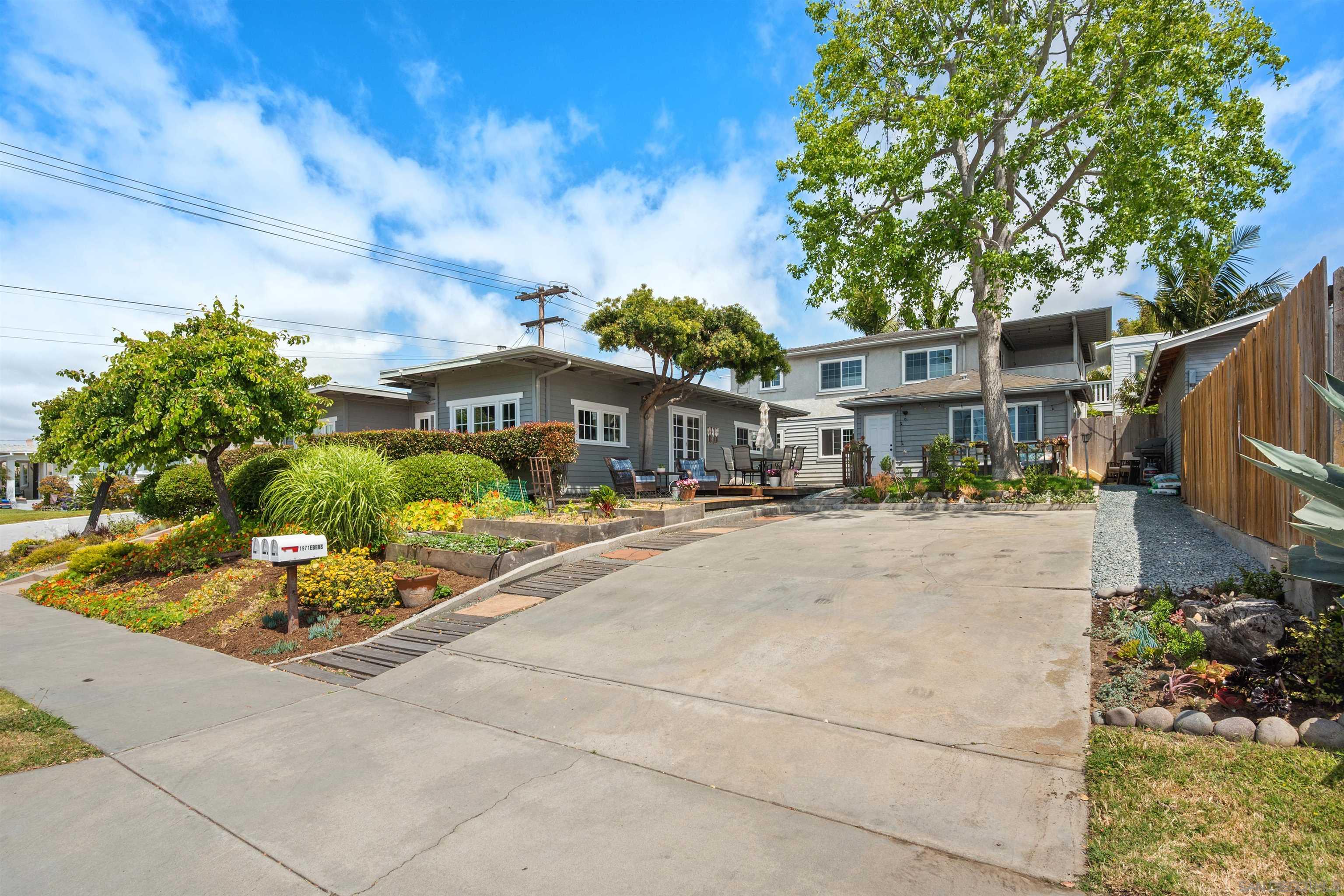 Detail Gallery Image 3 of 42 For 1971  Ebers Street, San Diego,  CA 92107 - 3 Beds | 2 Baths