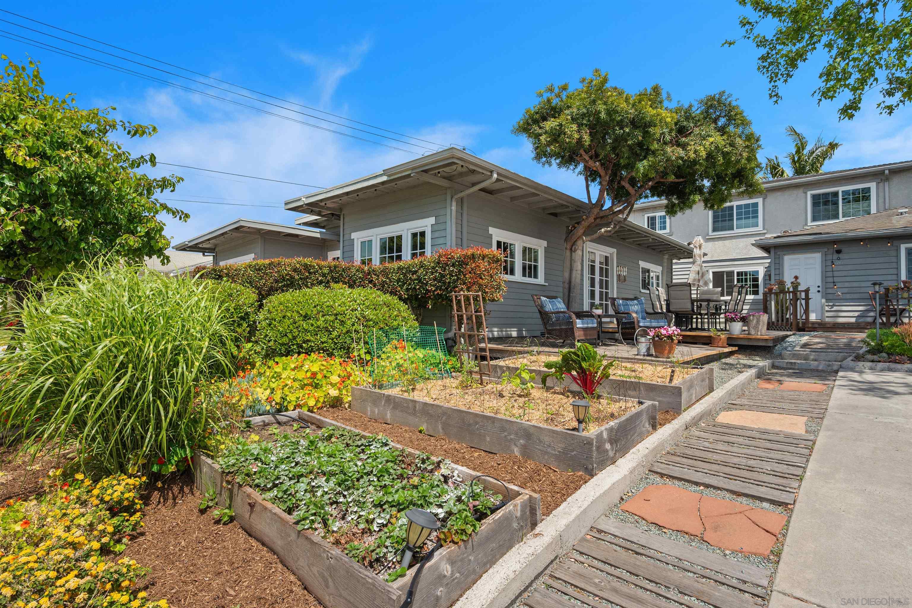 Detail Gallery Image 4 of 42 For 1971  Ebers Street, San Diego,  CA 92107 - 3 Beds | 2 Baths