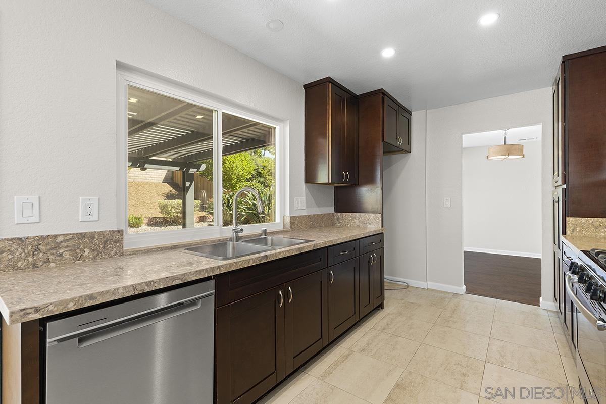 Detail Gallery Image 10 of 34 For 4041  Tynebourne Cir, San Diego,  CA 92130 - 4 Beds | 2/1 Baths