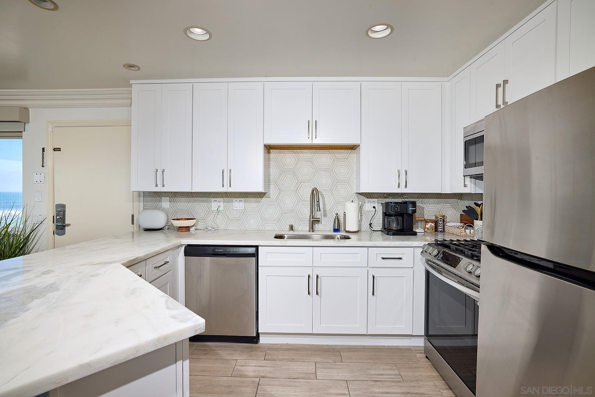 Detail Gallery Image 6 of 26 For 1123-25 S Pacific Street, Oceanside,  CA 92054 - 3 Beds | 3 Baths