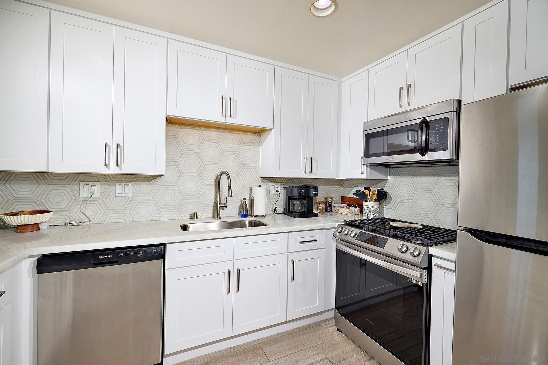 Detail Gallery Image 7 of 26 For 1123-25 S Pacific Street, Oceanside,  CA 92054 - 3 Beds | 3 Baths