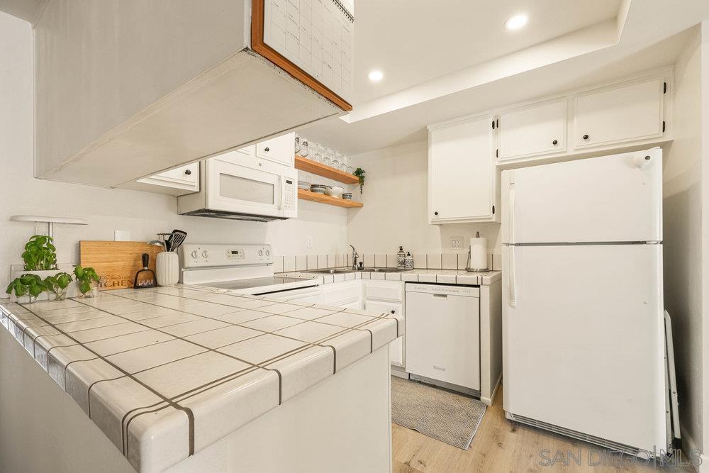 Detail Gallery Image 2 of 24 For 6140  Calle Mariselda  #102,  San Diego,  CA 92124 - 1 Beds | 1 Baths