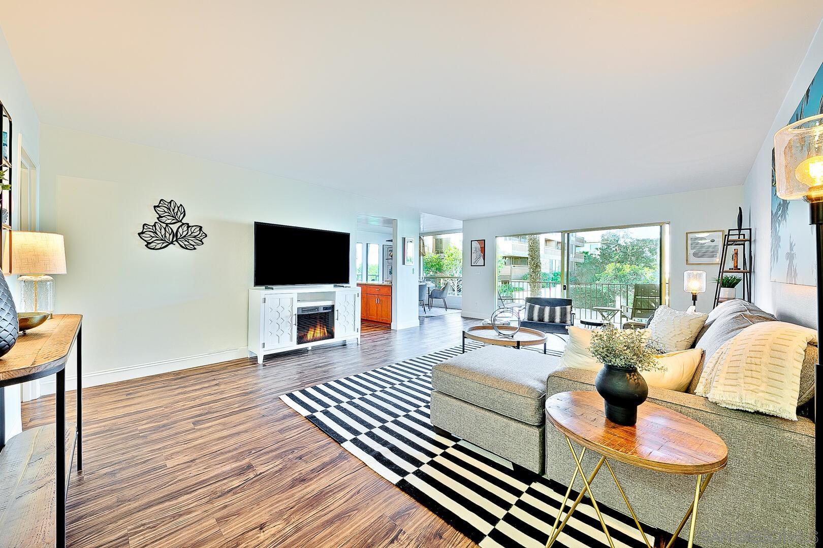 Detail Gallery Image 3 of 35 For 2915  Lawrence Street  9, San Diego,  CA 92106 - 2 Beds | 2 Baths