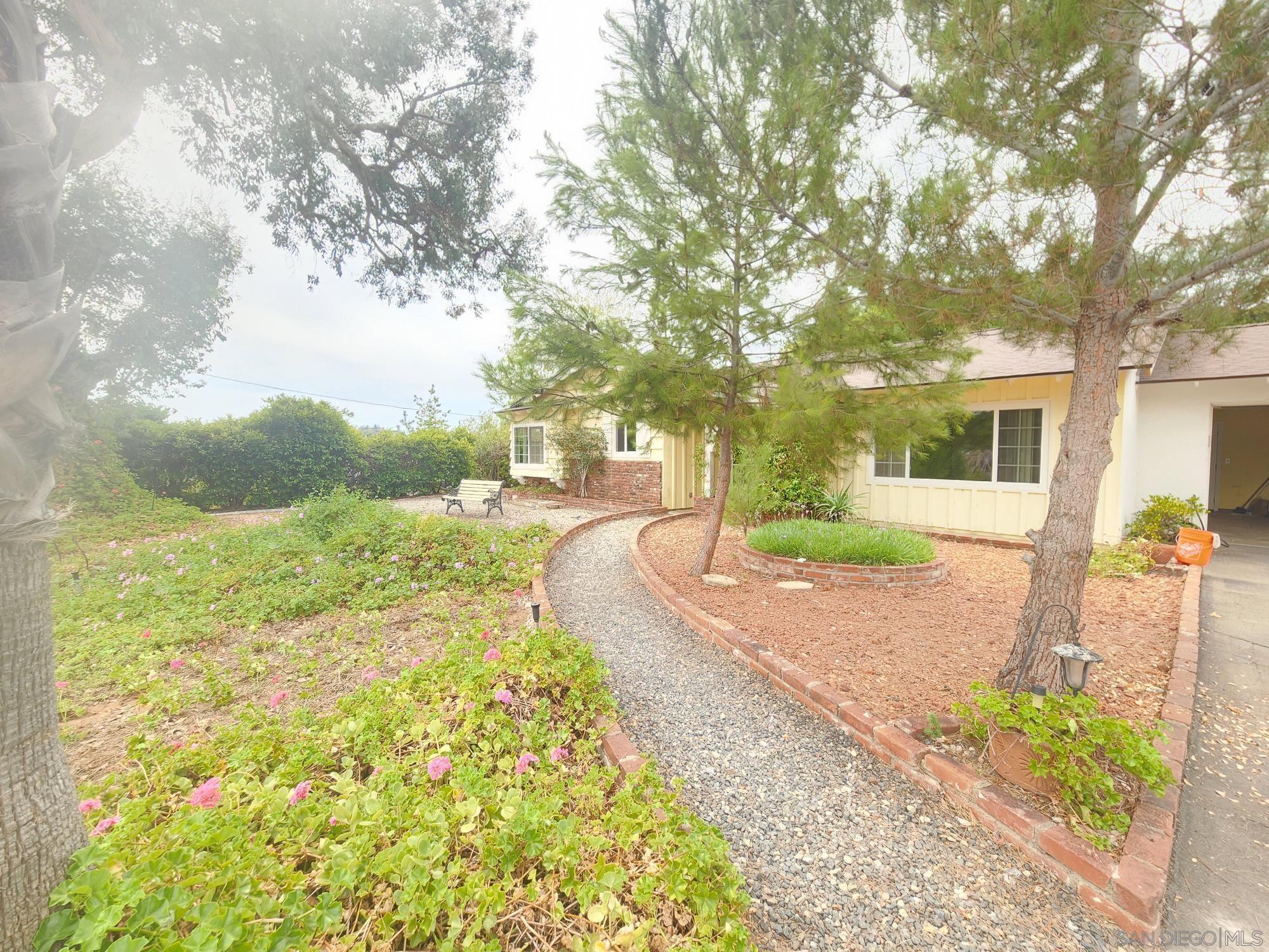 Detail Gallery Image 2 of 22 For 1972  Buena Creek Rd, Vista,  CA 92084 - 3 Beds | 2 Baths