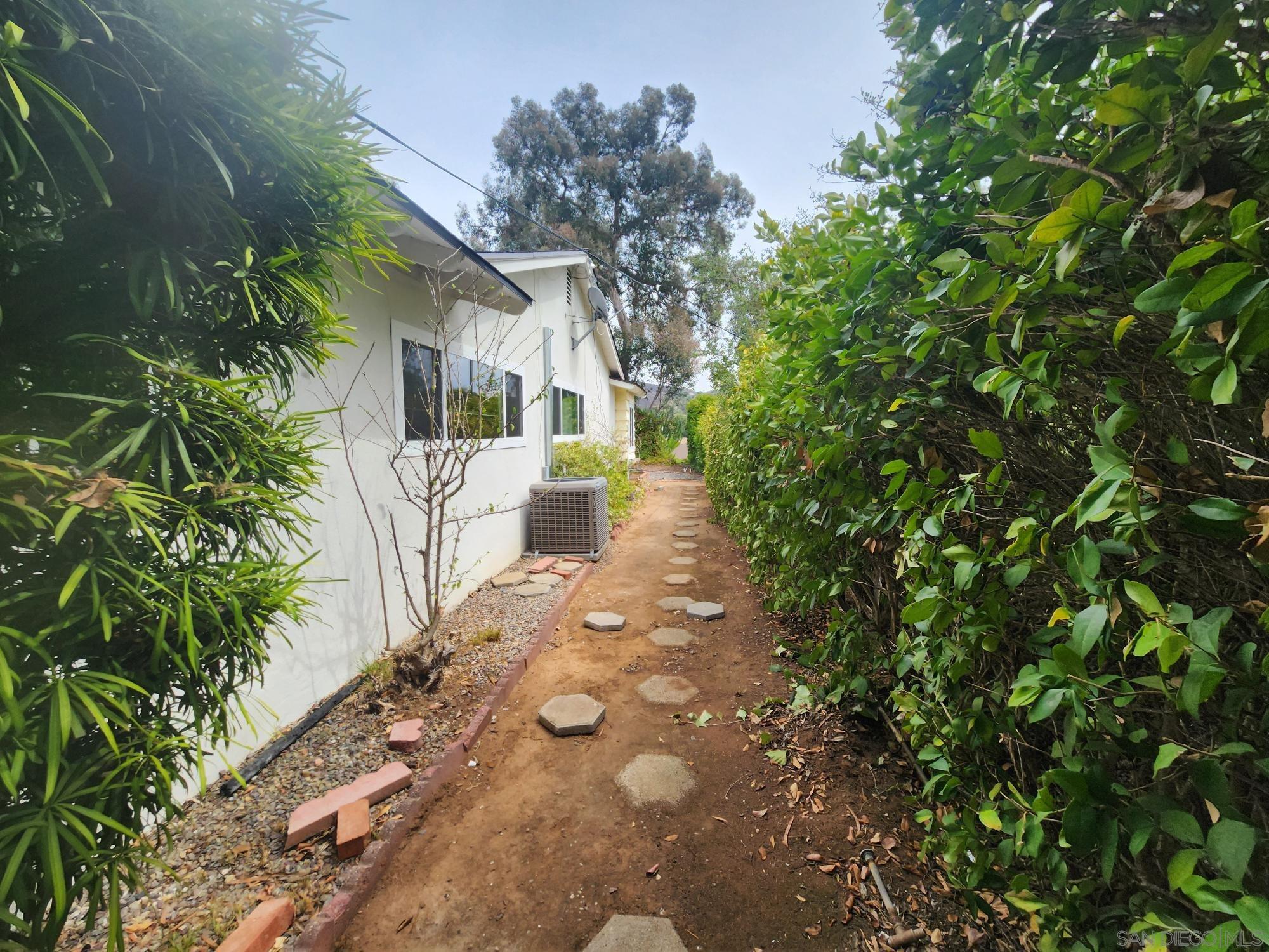 Detail Gallery Image 20 of 22 For 1972  Buena Creek Rd, Vista,  CA 92084 - 3 Beds | 2 Baths