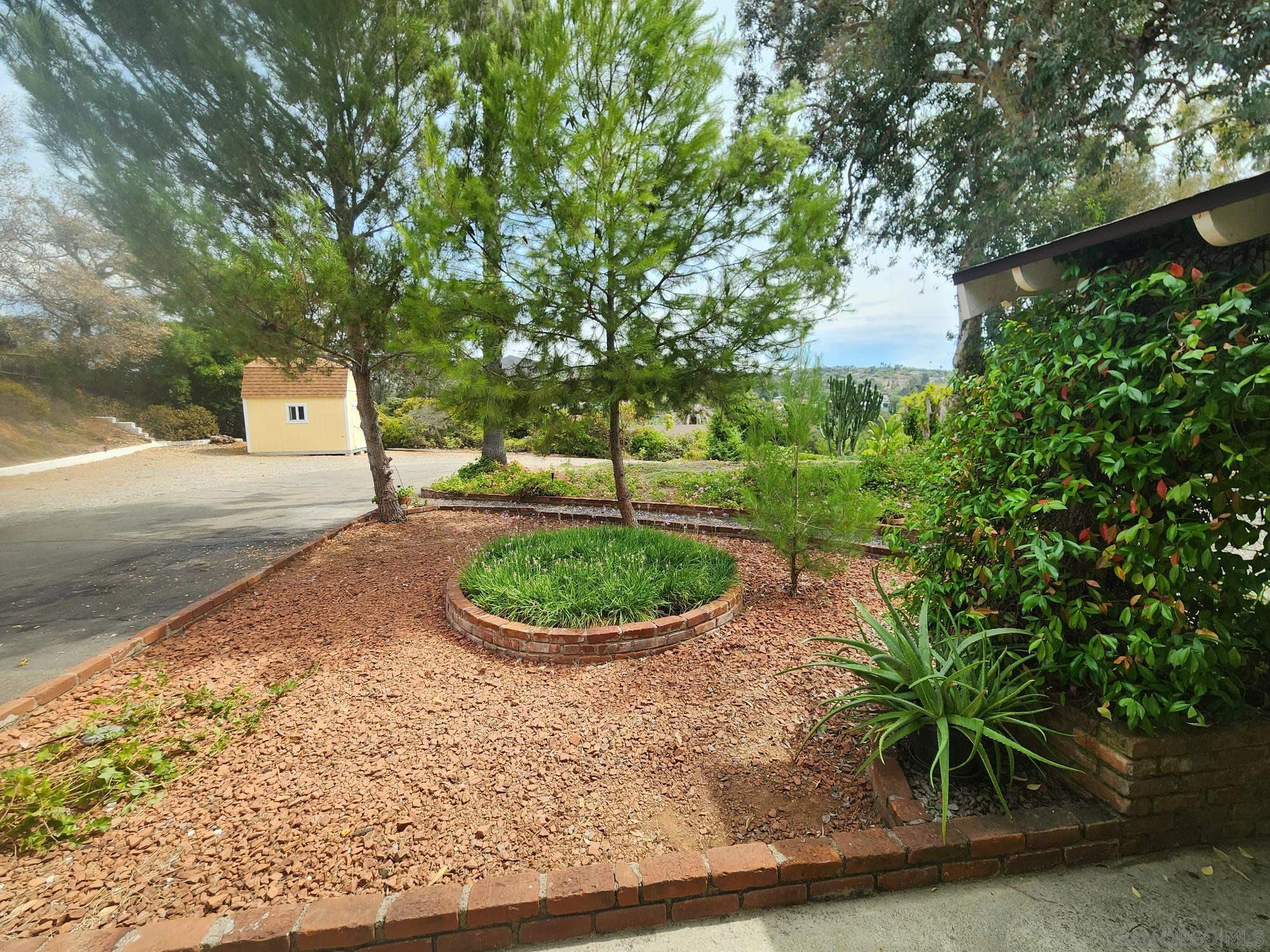 Detail Gallery Image 3 of 22 For 1972  Buena Creek Rd, Vista,  CA 92084 - 3 Beds | 2 Baths