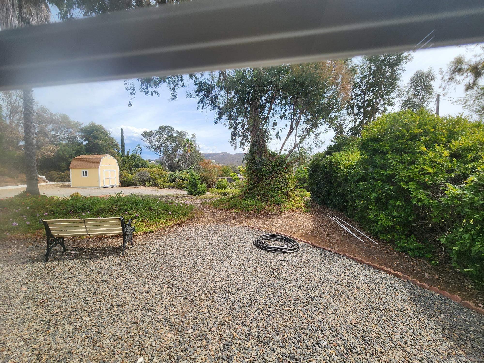 Detail Gallery Image 4 of 22 For 1972  Buena Creek Rd, Vista,  CA 92084 - 3 Beds | 2 Baths