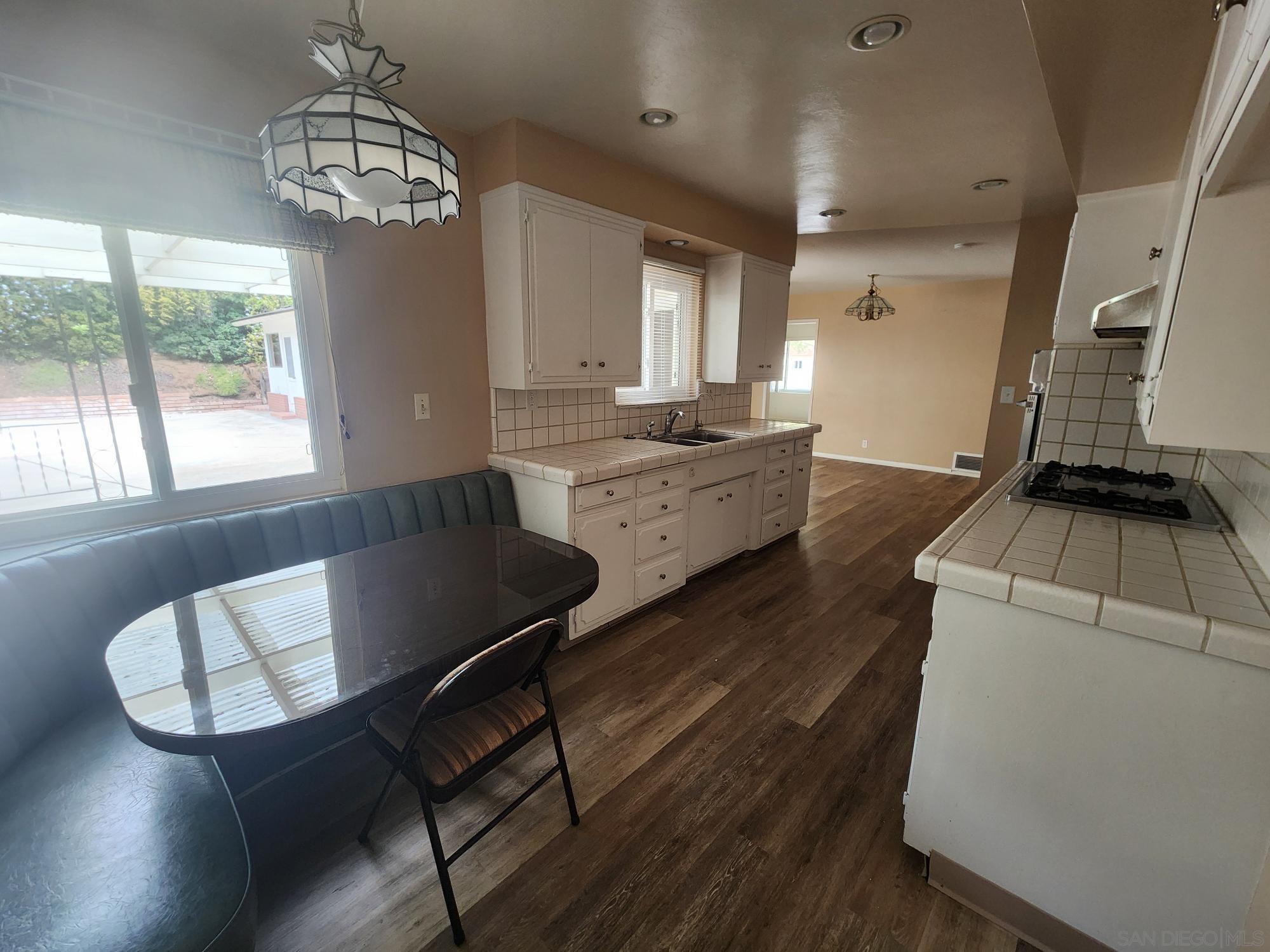 Detail Gallery Image 8 of 22 For 1972  Buena Creek Rd, Vista,  CA 92084 - 3 Beds | 2 Baths