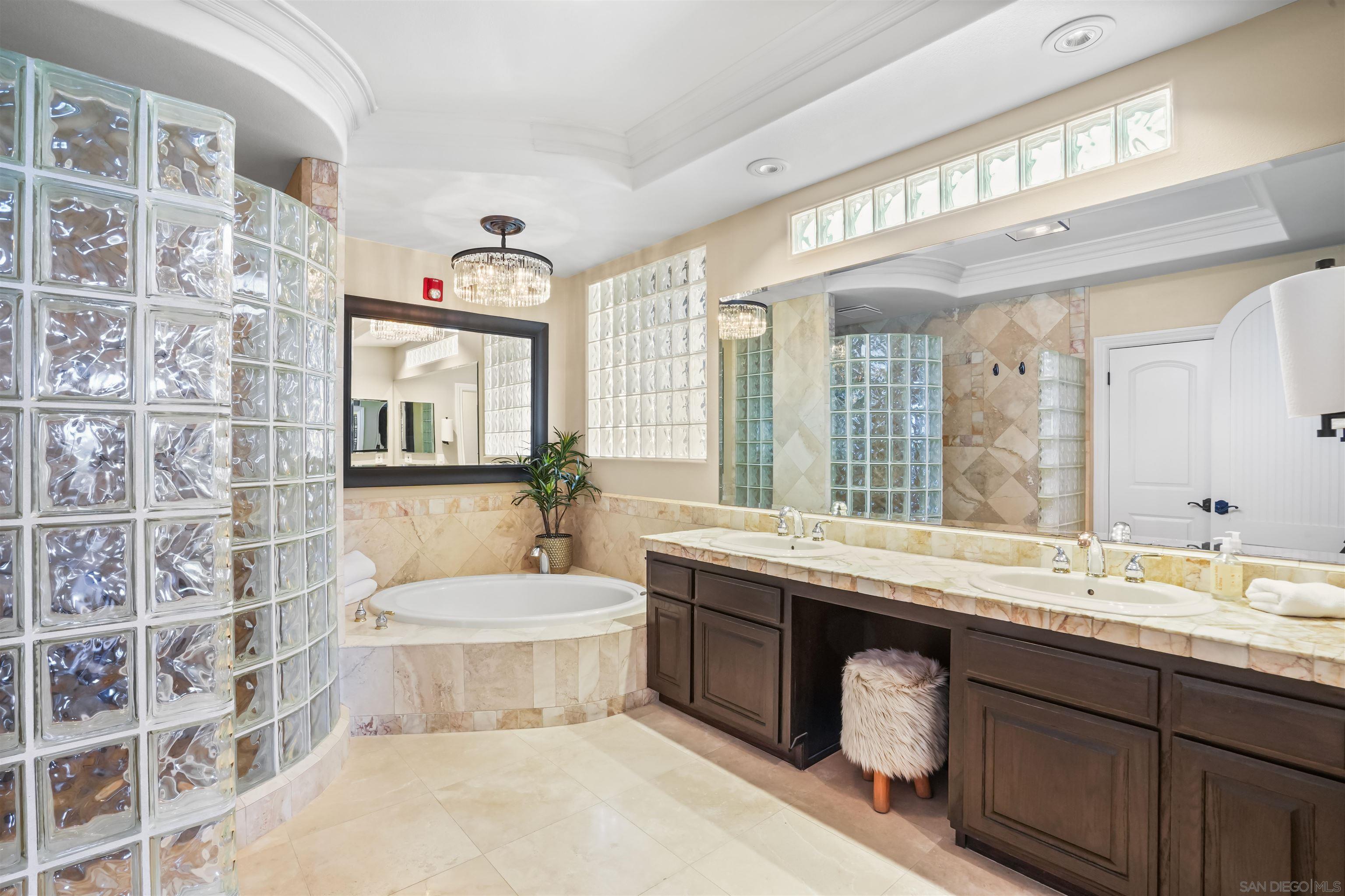 Detail Gallery Image 17 of 41 For 22590  Canyon Lake Drive South, Sun City,  CA 92587 - 5 Beds | 2/1 Baths