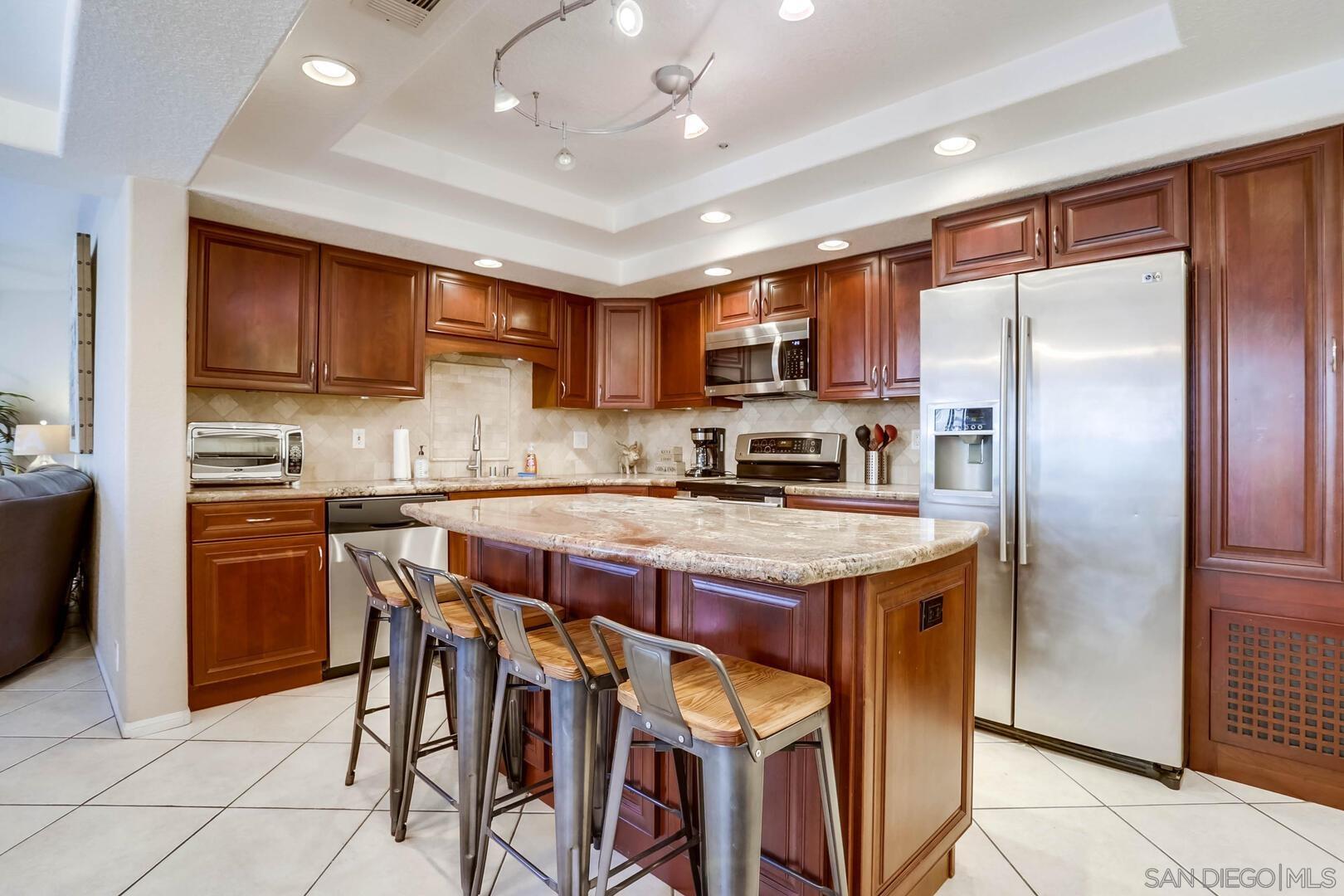 Detail Gallery Image 9 of 23 For 807  Devon Ct, San Diego,  CA 92109 - 2 Beds | 2 Baths