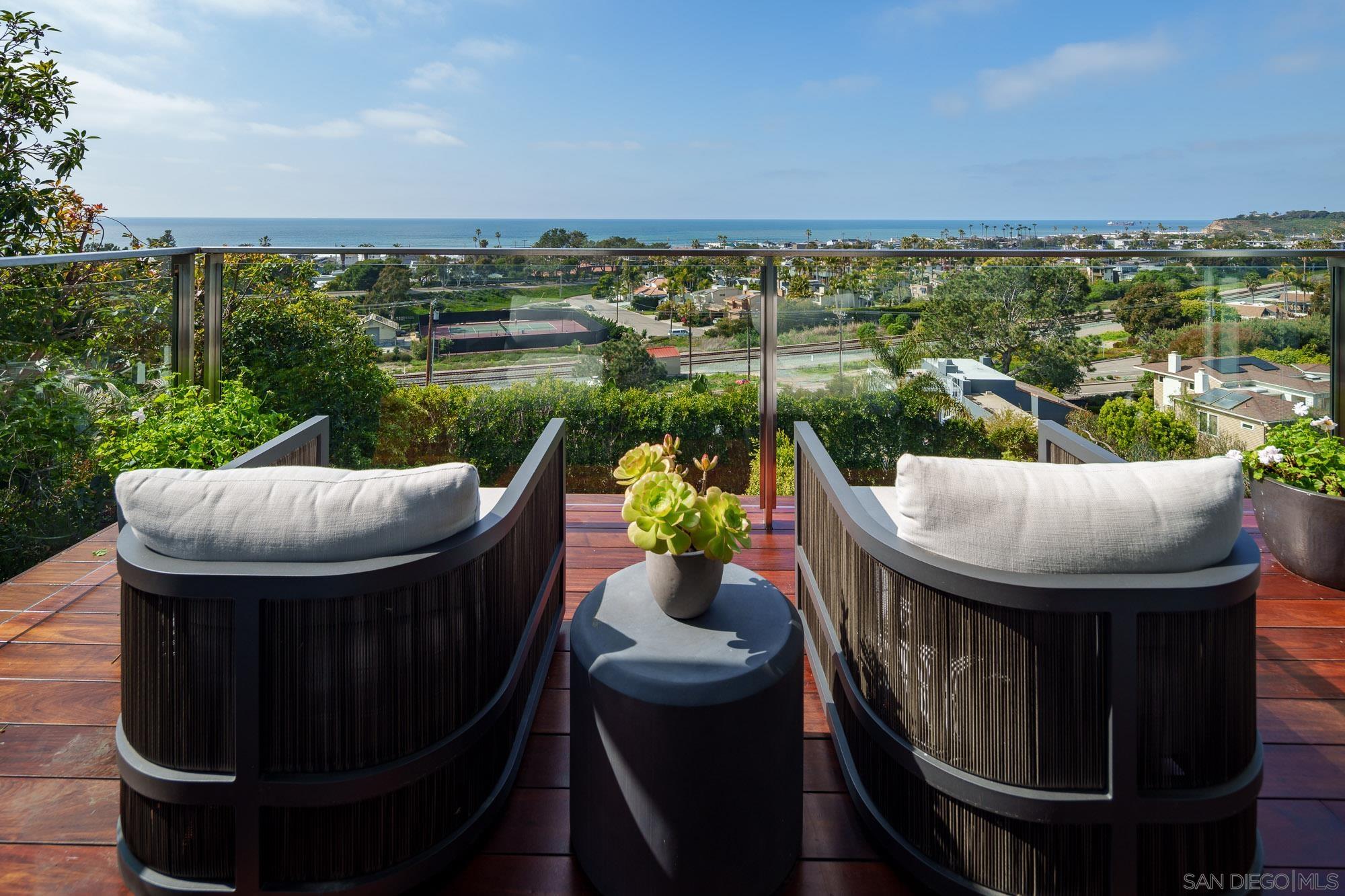 Detail Gallery Image 15 of 37 For 2026  Seaview Ave, Del Mar,  CA 92014 - 5 Beds | 5/2 Baths