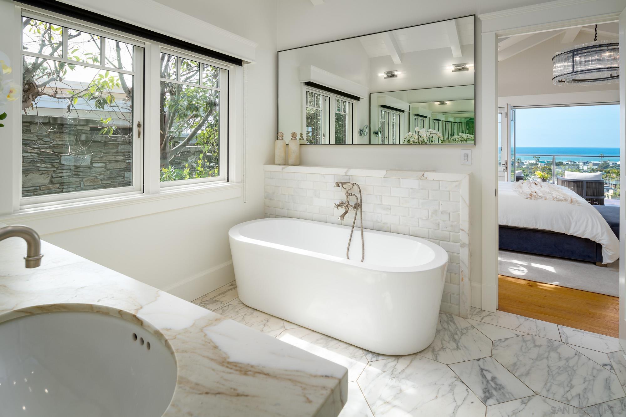 Detail Gallery Image 16 of 37 For 2026  Seaview Ave, Del Mar,  CA 92014 - 5 Beds | 5/2 Baths