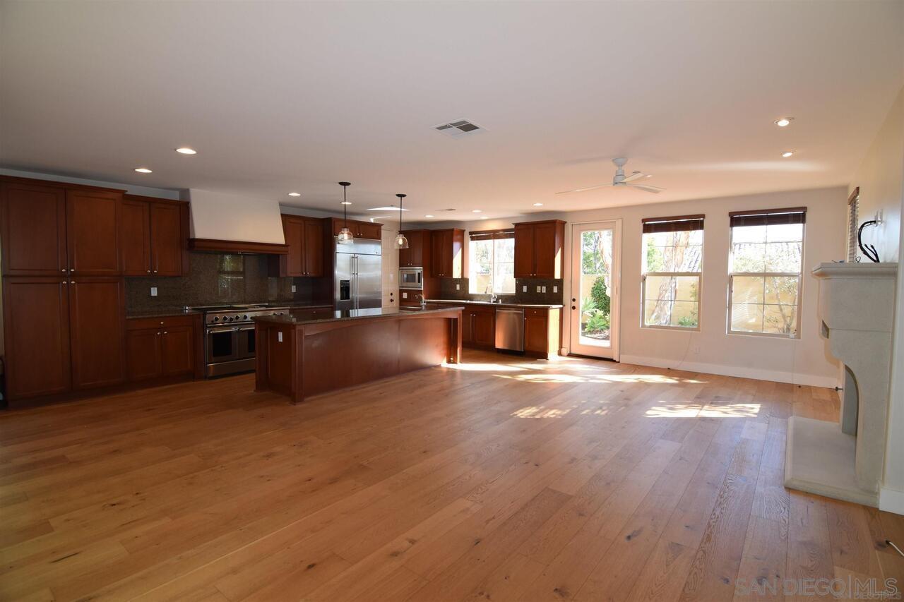 Detail Gallery Image 10 of 38 For 7567  Delfina, San Diego,  CA 92127 - 4 Beds | 4 Baths