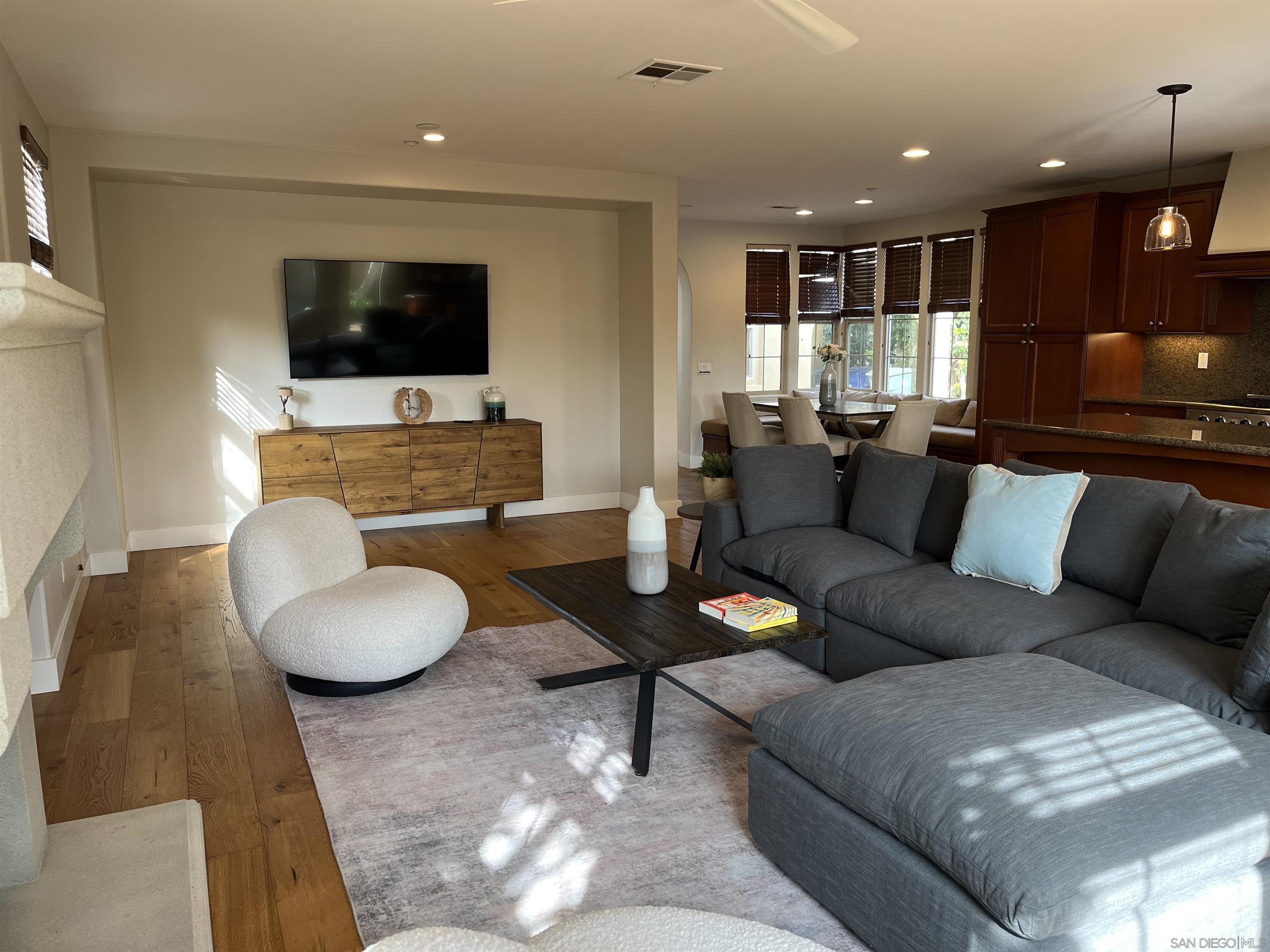 Detail Gallery Image 7 of 38 For 7567  Delfina, San Diego,  CA 92127 - 4 Beds | 4 Baths