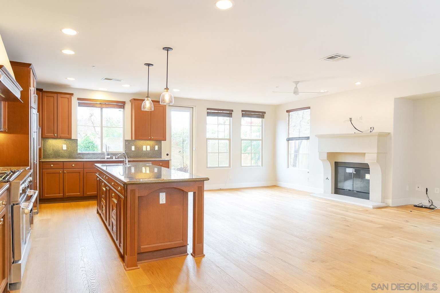 Detail Gallery Image 9 of 38 For 7567  Delfina, San Diego,  CA 92127 - 4 Beds | 4 Baths