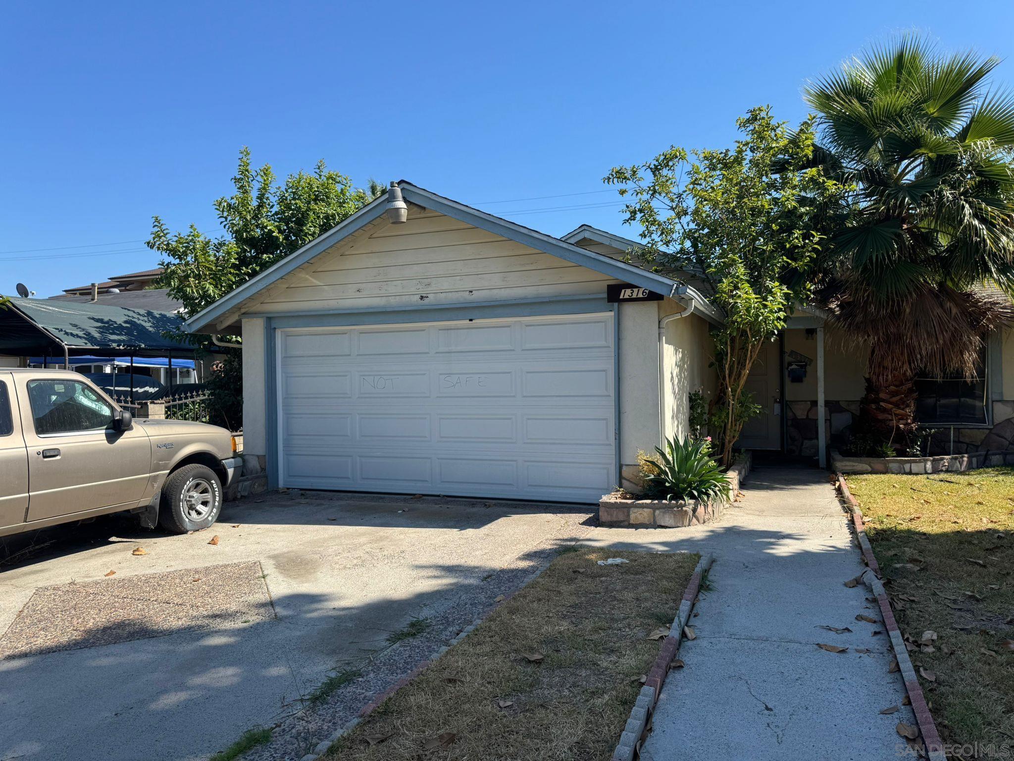 Detail Gallery Image 2 of 16 For 1316 W Beacon Ave, Anaheim,  CA 92802 - 4 Beds | 2 Baths