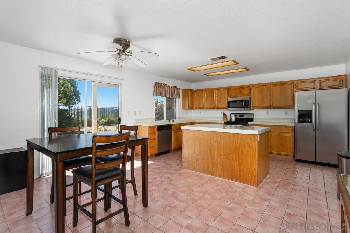 Detail Gallery Image 5 of 29 For 408  Shadow Tree Dr, Oceanside,  CA 92058 - 5 Beds | 2/1 Baths