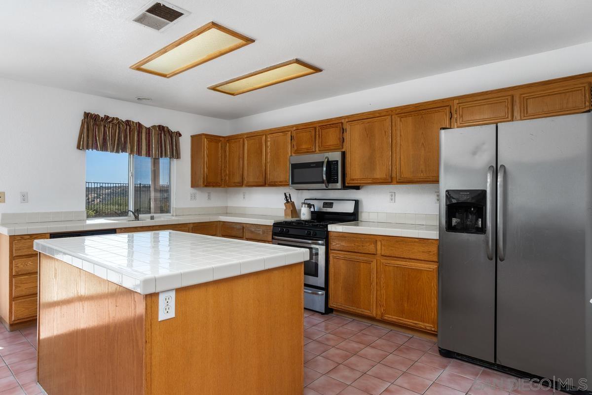 Detail Gallery Image 9 of 29 For 408  Shadow Tree Dr, Oceanside,  CA 92058 - 5 Beds | 2/1 Baths