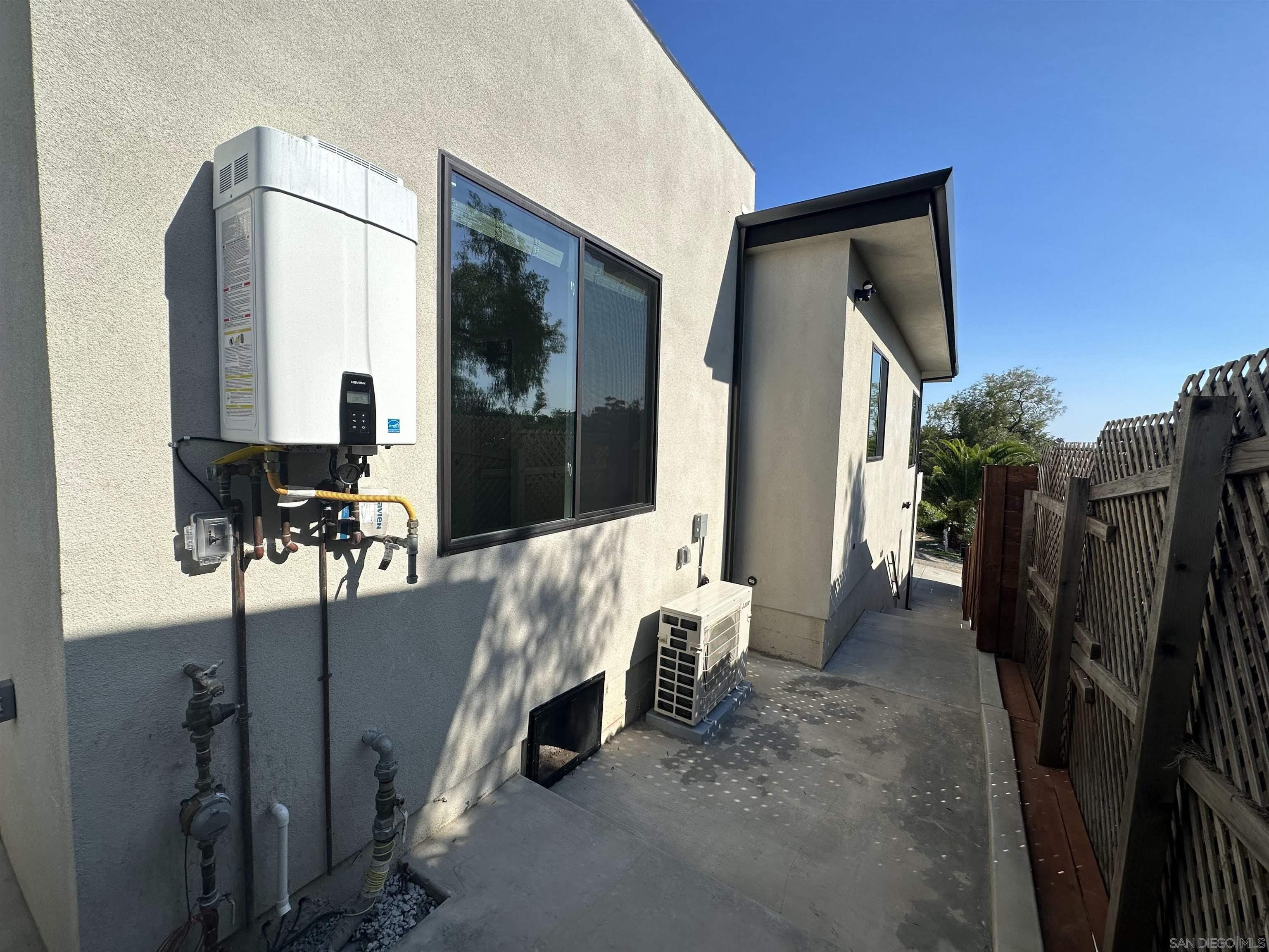 Detail Gallery Image 5 of 21 For 426  Sloane Ave, San Diego,  CA 92103 - 2 Beds | 2 Baths