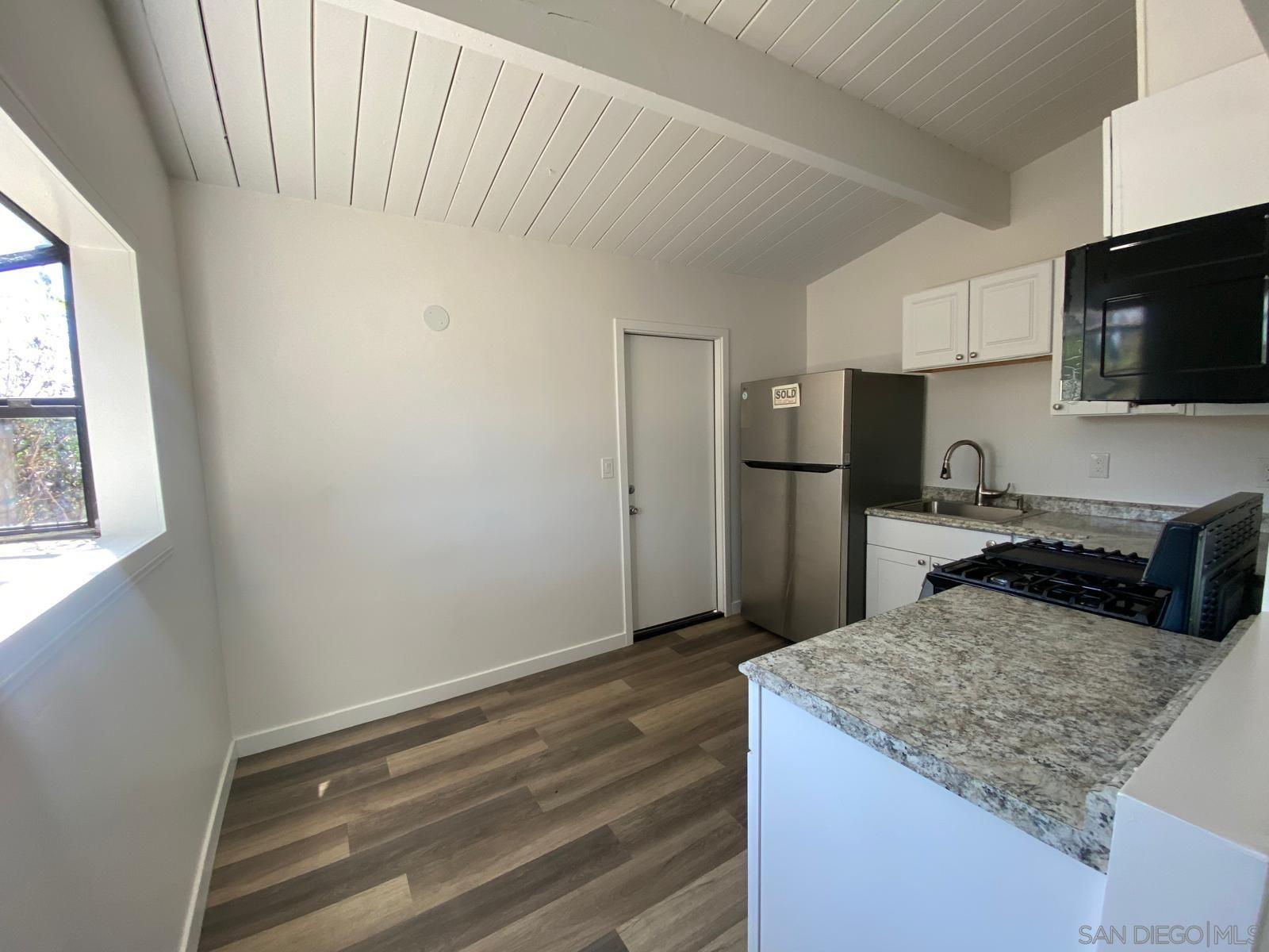 Detail Gallery Image 3 of 9 For 1118  E Grand Ave, Escondido,  CA 92025 - 2 Beds | 1 Baths