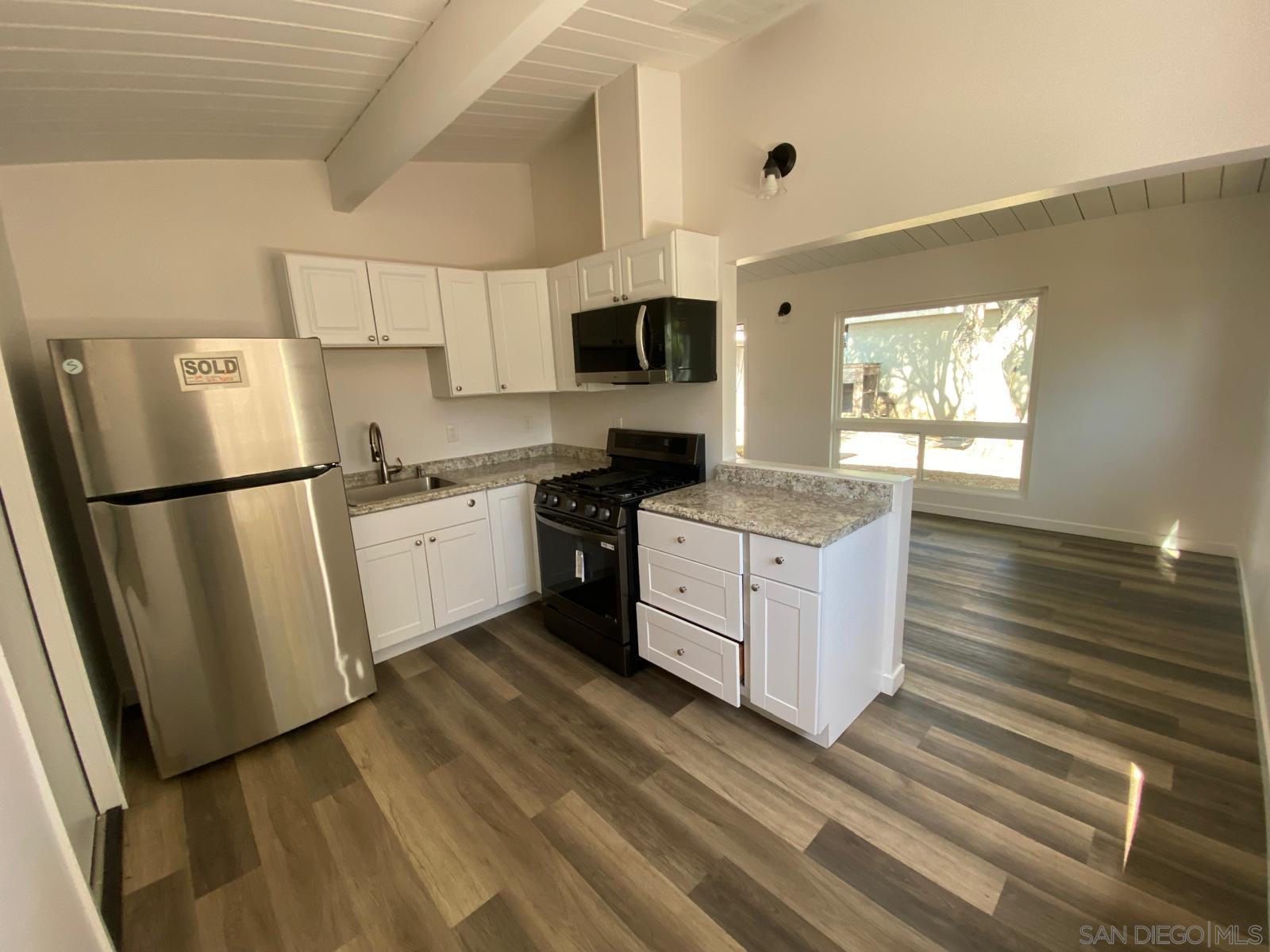 Detail Gallery Image 4 of 9 For 1118  E Grand Ave, Escondido,  CA 92025 - 2 Beds | 1 Baths