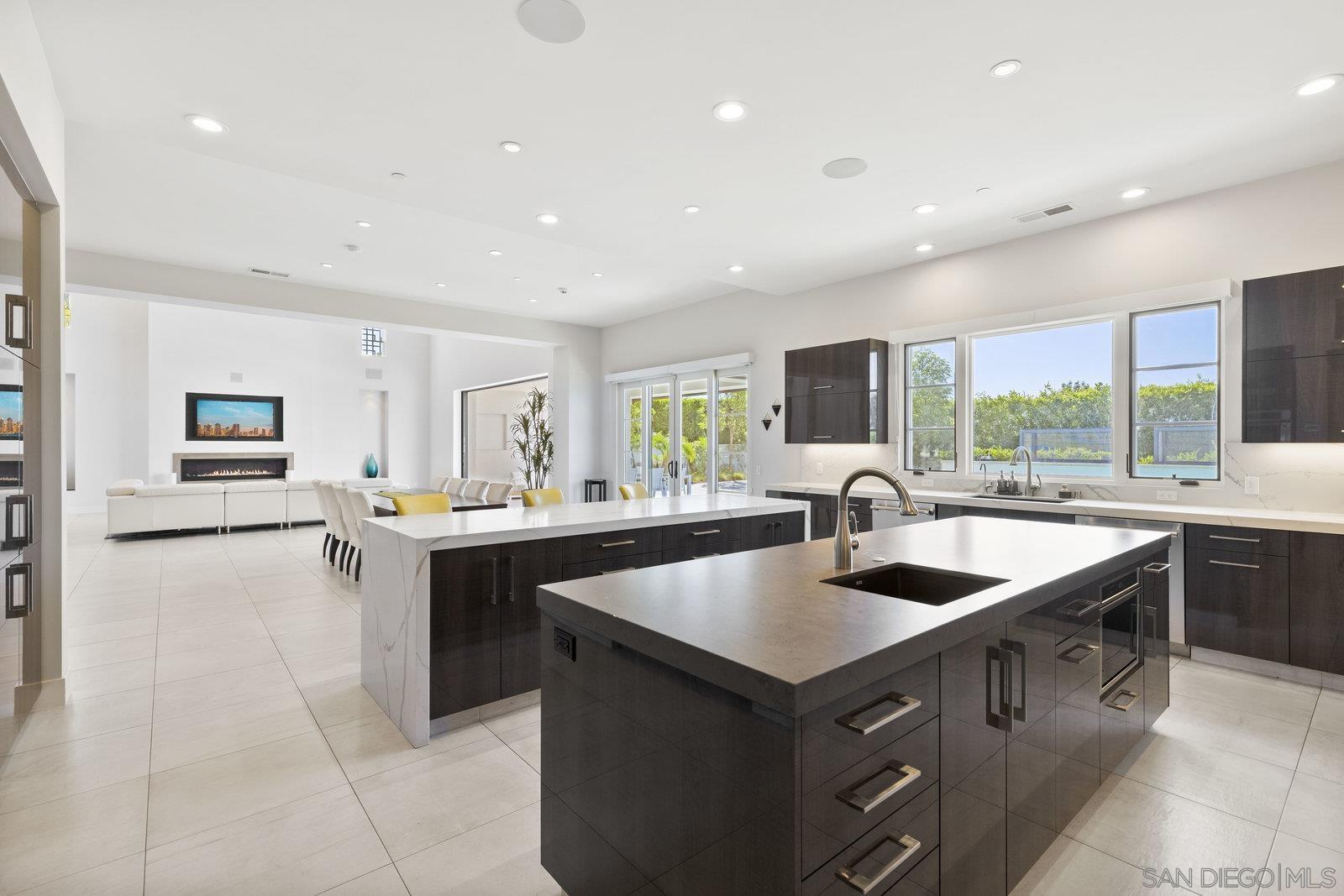 Detail Gallery Image 13 of 46 For 6370  Carmel View South, San Diego,  CA 92130 - 6 Beds | 6/1 Baths