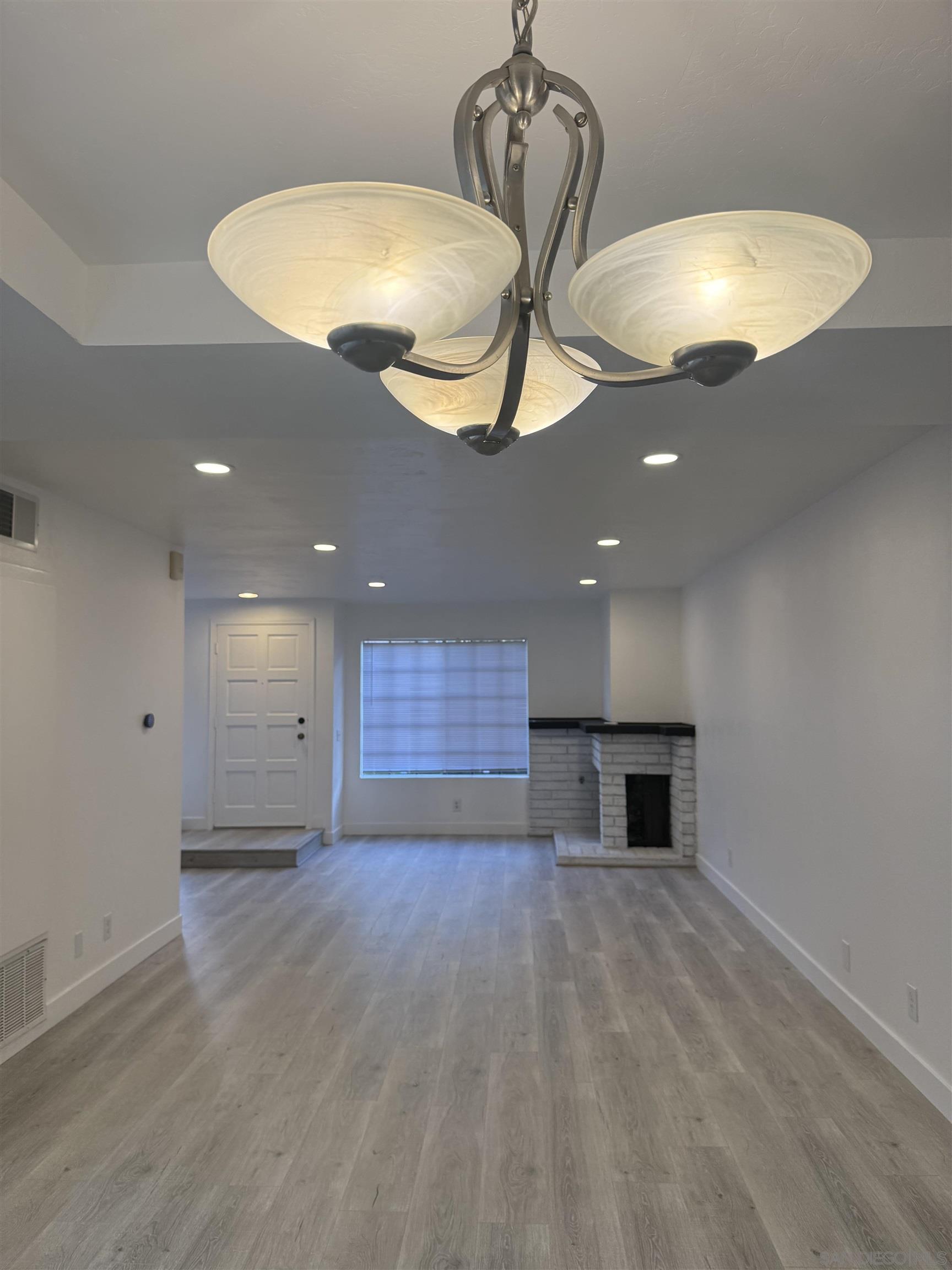 Detail Gallery Image 3 of 14 For 8868  Regents Rd  103, San Diego,  CA 92122 - 2 Beds | 2/1 Baths