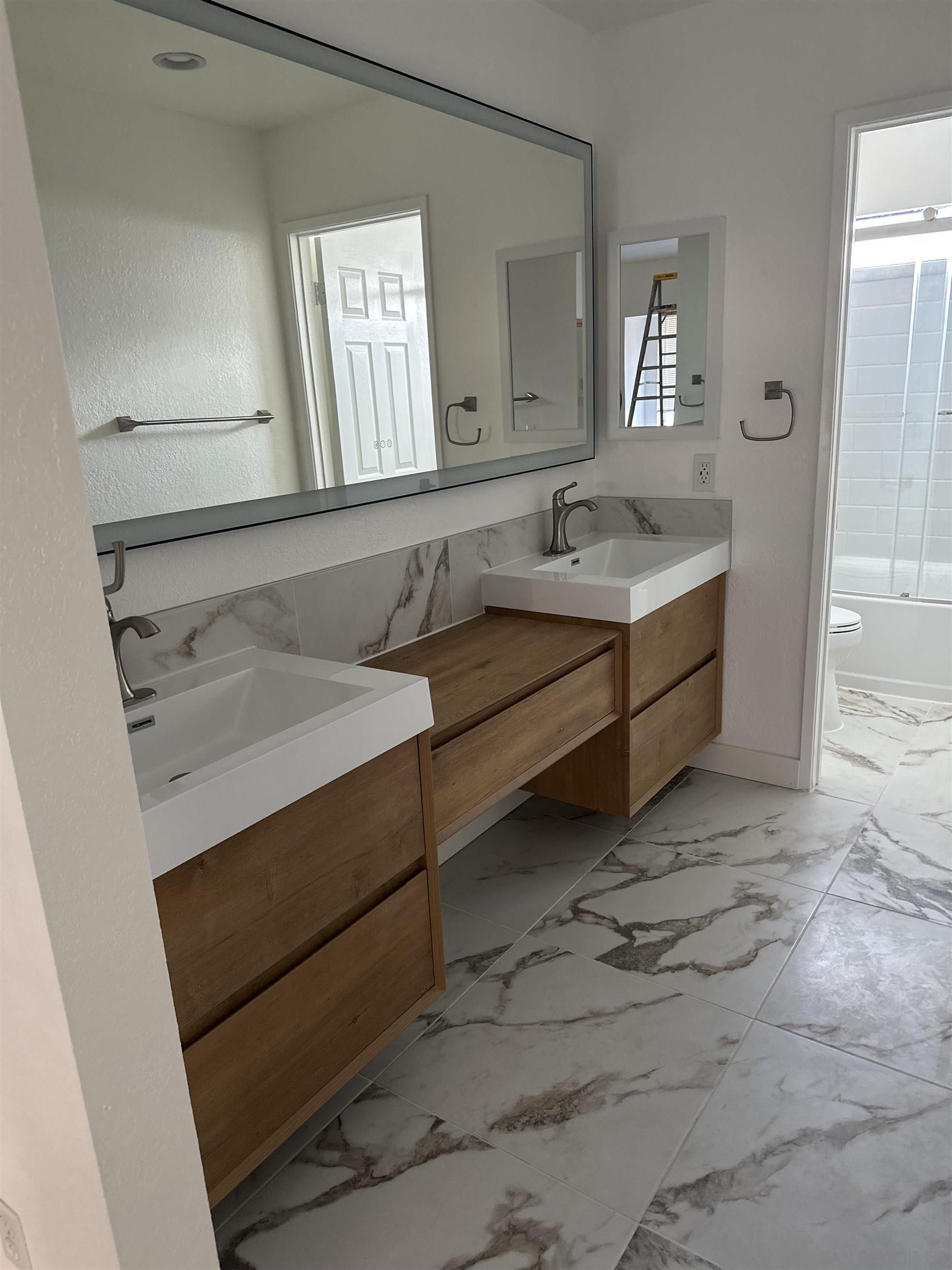 Detail Gallery Image 4 of 14 For 8868  Regents Rd  103, San Diego,  CA 92122 - 2 Beds | 2/1 Baths