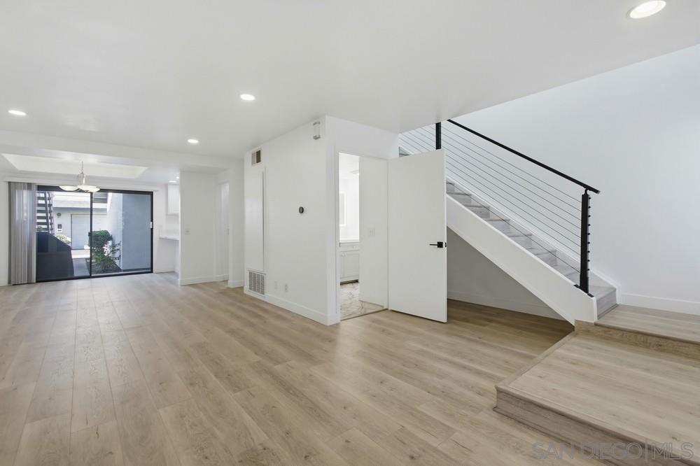 Detail Gallery Image 5 of 50 For 8868  Regents Rd  103, San Diego,  CA 92122 - 2 Beds | 2/1 Baths