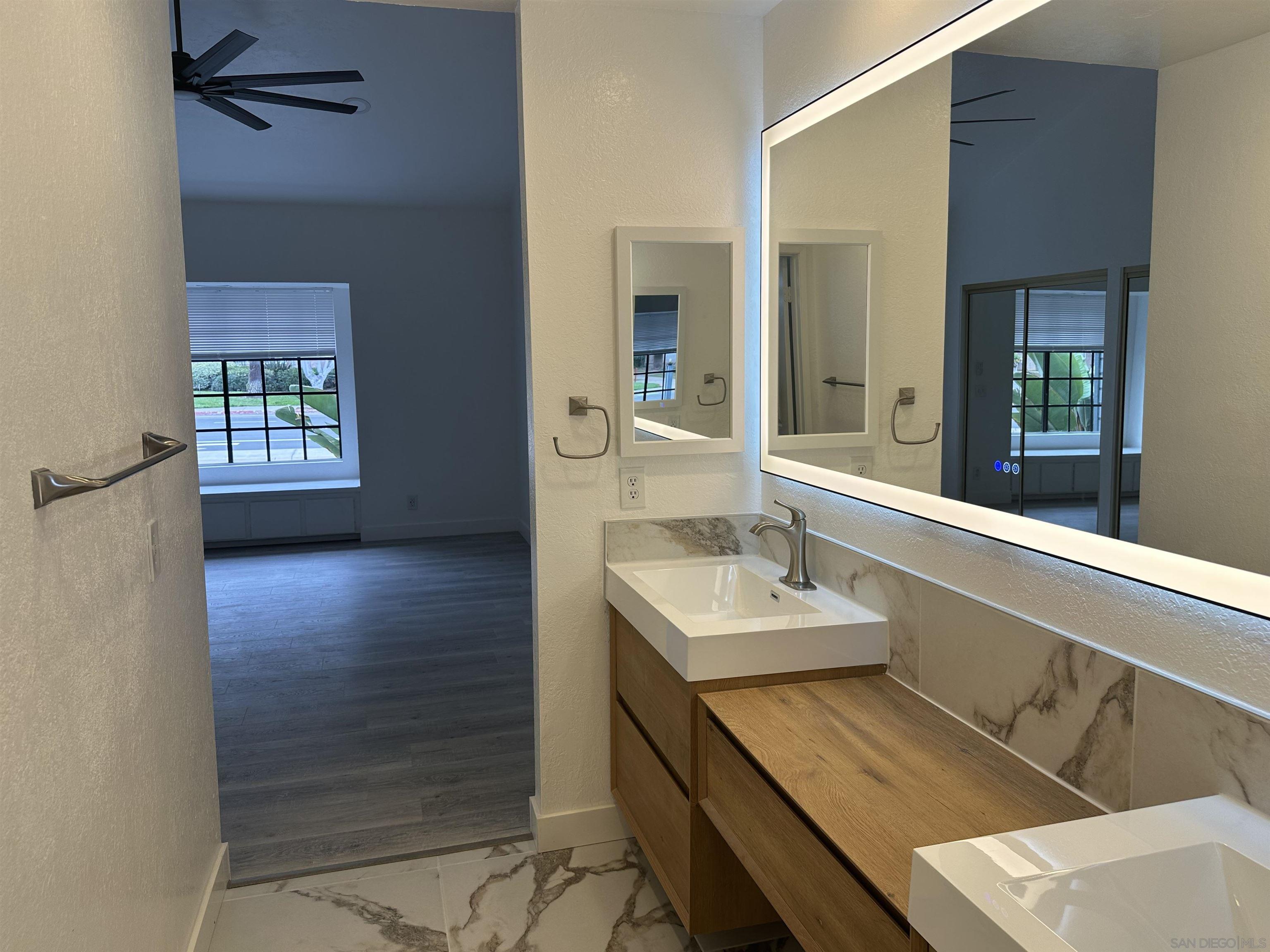 Detail Gallery Image 5 of 14 For 8868  Regents Rd  103, San Diego,  CA 92122 - 2 Beds | 2/1 Baths