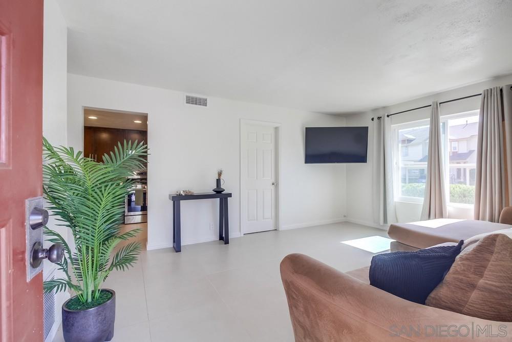 Detail Gallery Image 5 of 56 For 1939  Manzana, San Diego,  CA 92139 - 4 Beds | 2/1 Baths