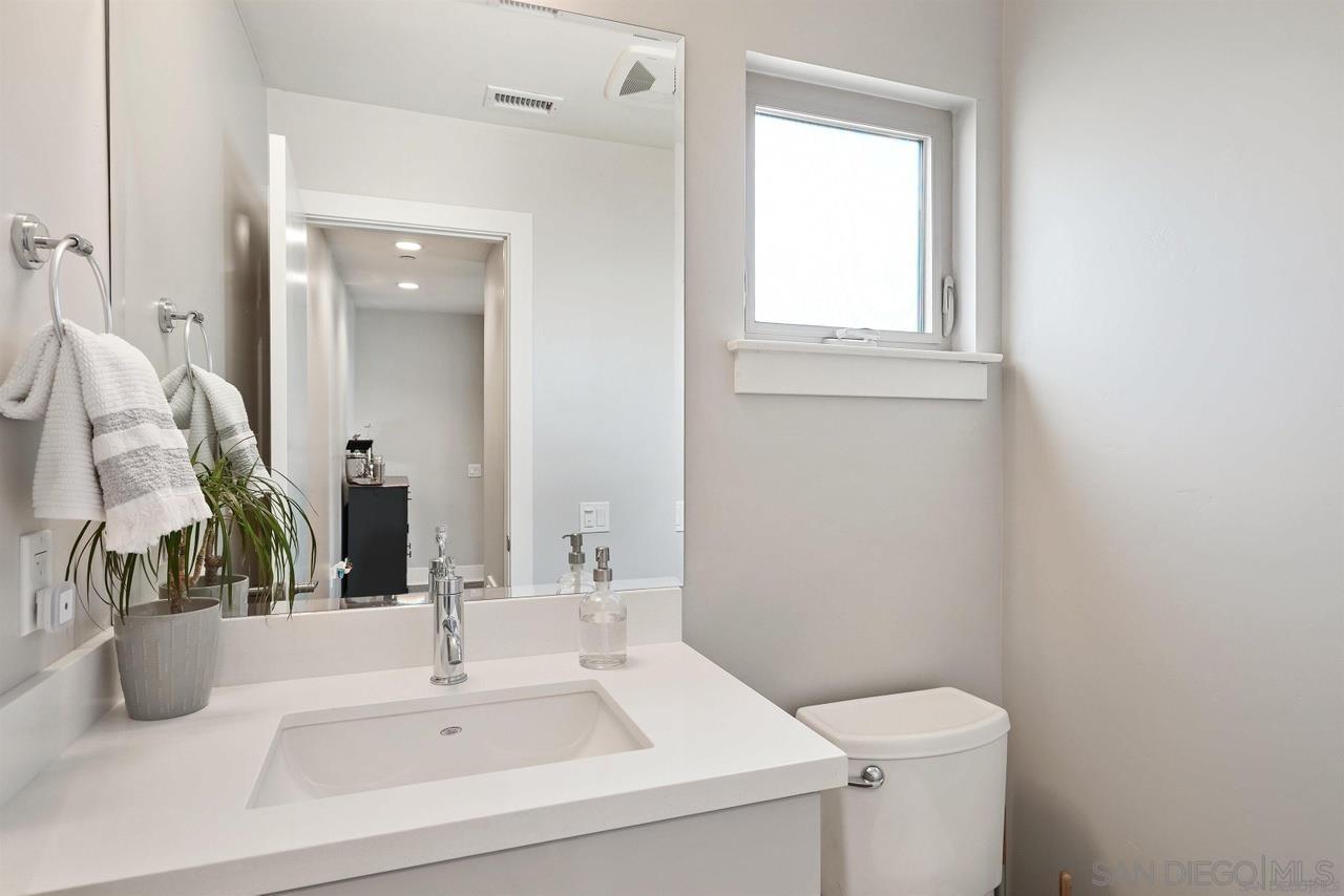 Detail Gallery Image 9 of 30 For 3030  Jarvis St  7, San Diego,  CA 92106 - 2 Beds | 2/1 Baths