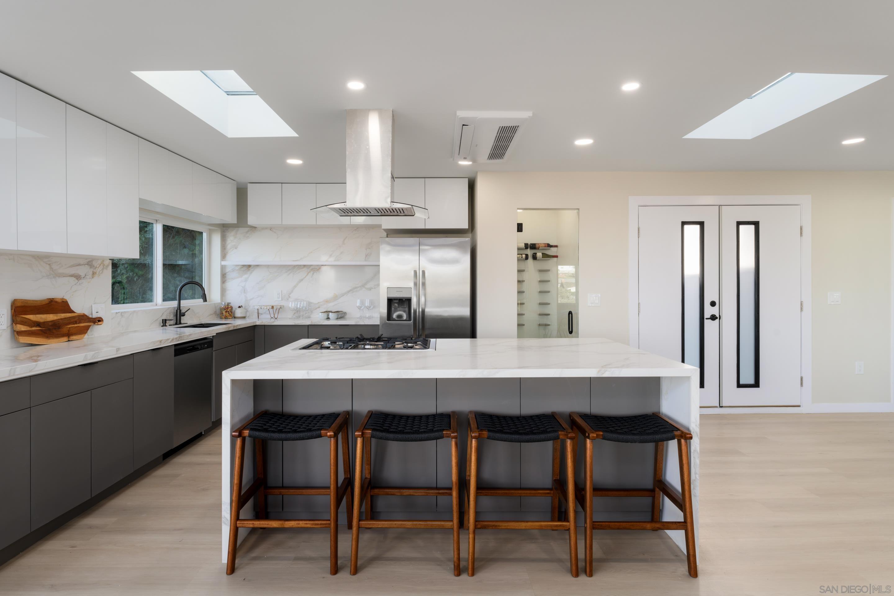 Detail Gallery Image 11 of 53 For 1161  Akron St, San Diego,  CA 92106 - 5 Beds | 4 Baths