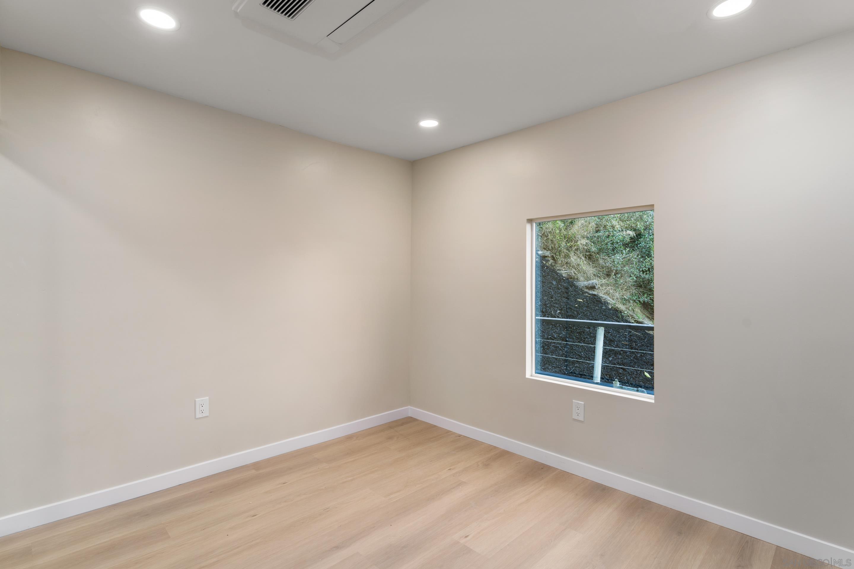 Detail Gallery Image 26 of 53 For 1161  Akron St, San Diego,  CA 92106 - 5 Beds | 4 Baths