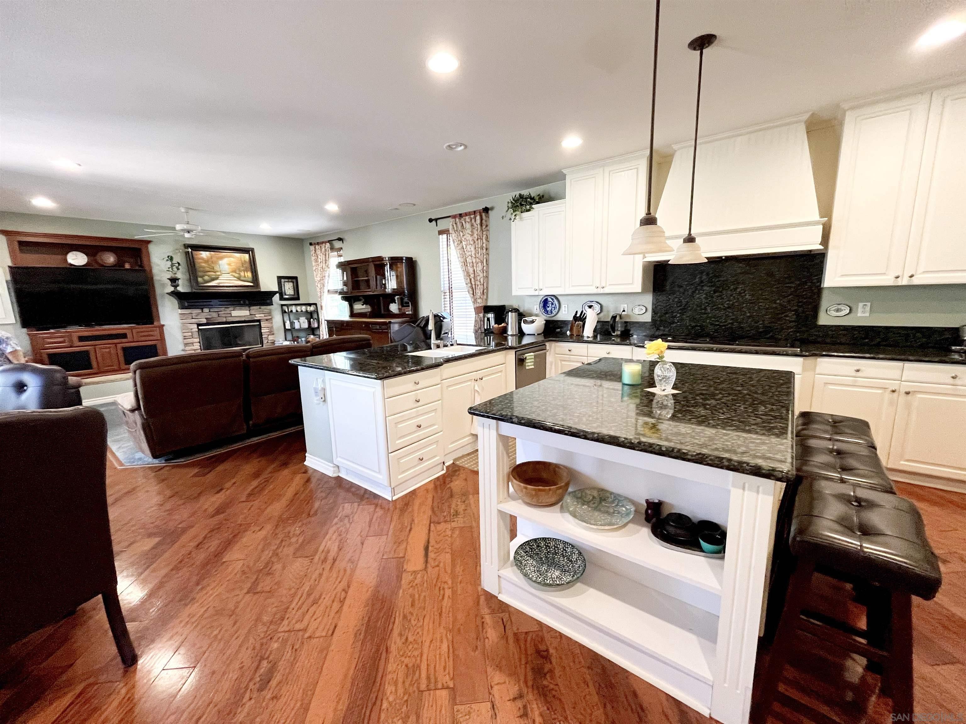 Detail Gallery Image 6 of 19 For 12470  Sundance Ave, San Diego,  CA 92129 - 4 Beds | 4 Baths