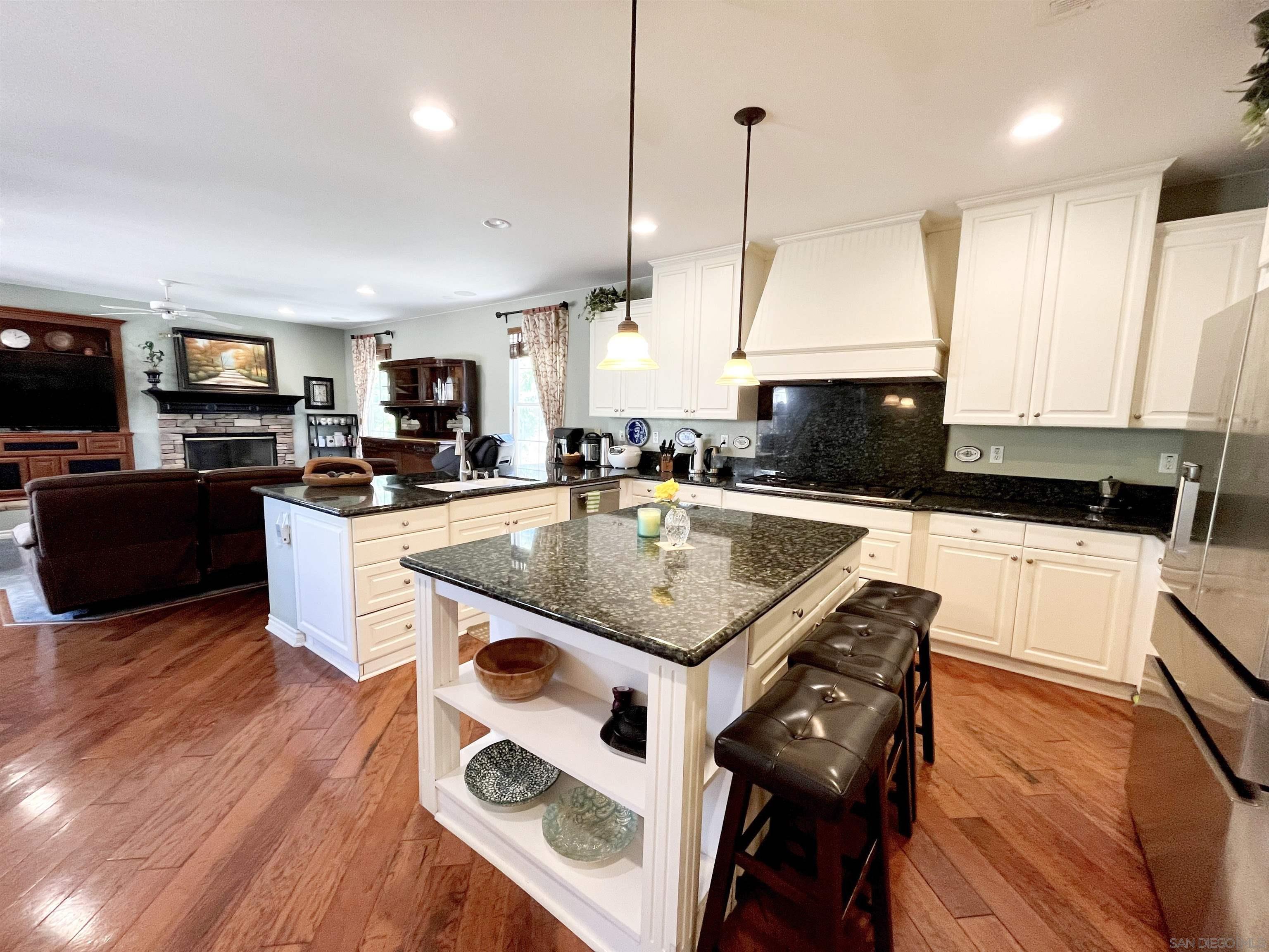 Detail Gallery Image 7 of 19 For 12470  Sundance Ave, San Diego,  CA 92129 - 4 Beds | 4 Baths