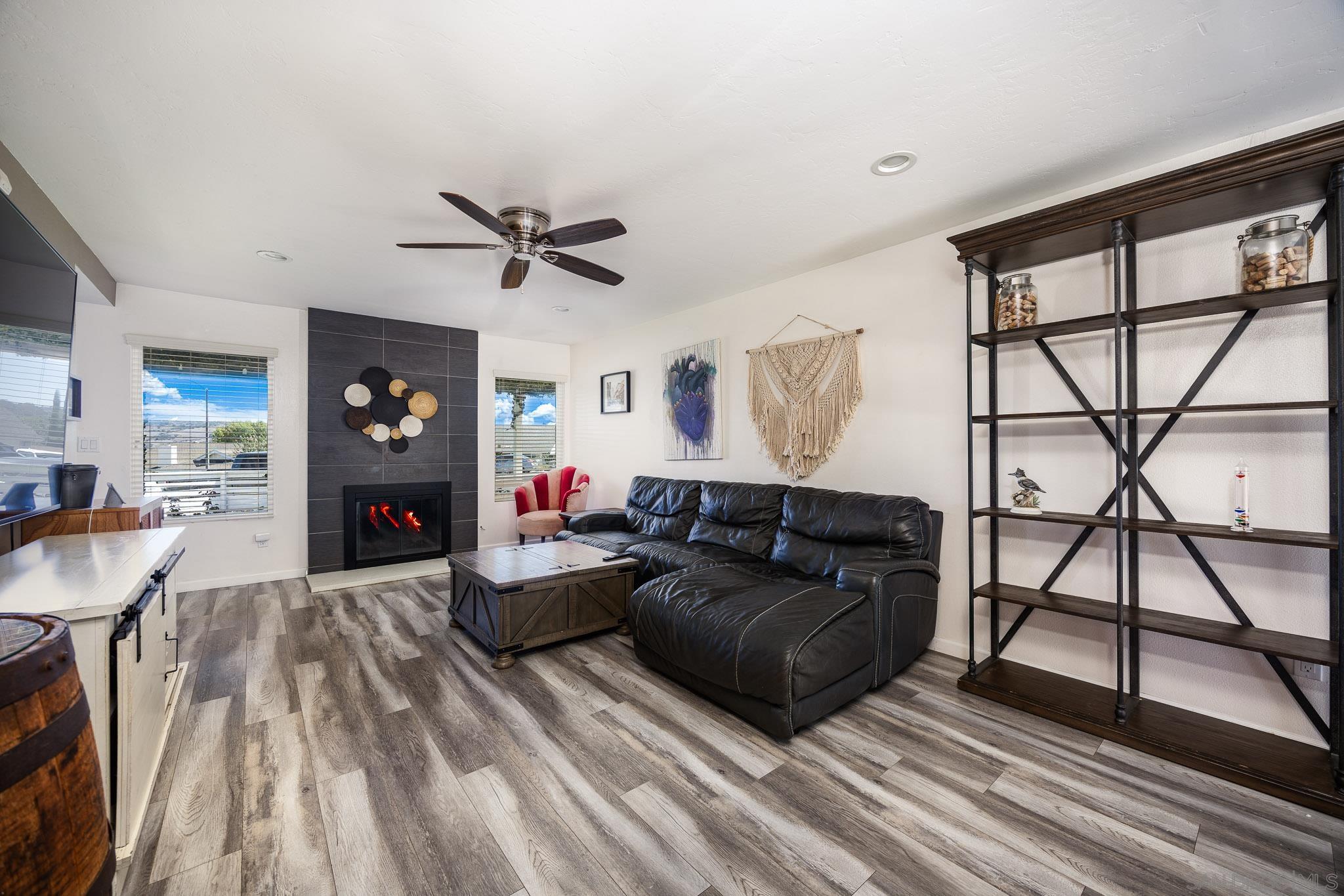 Detail Gallery Image 9 of 46 For 13306  Tawanka Dr, Poway,  CA 92064 - 5 Beds | 2/1 Baths