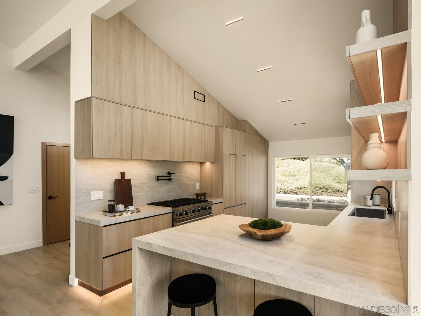 Front Image Thumbnail for SD250040091