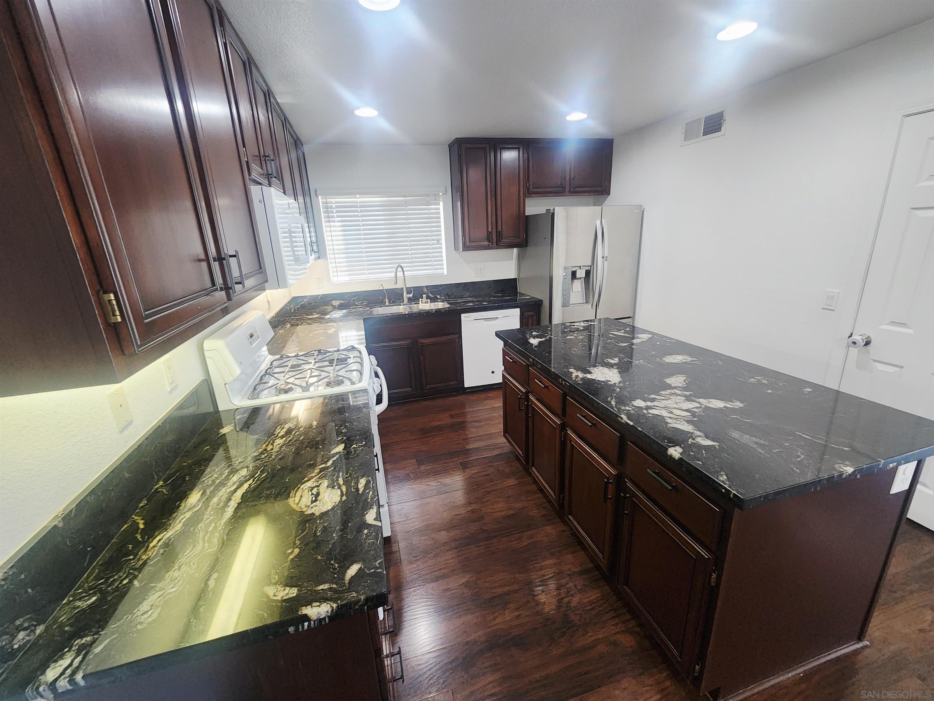 Detail Gallery Image 6 of 21 For 1330  Wendell Cutting Ct, El Cajon,  CA 92021 - 4 Beds | 2/1 Baths