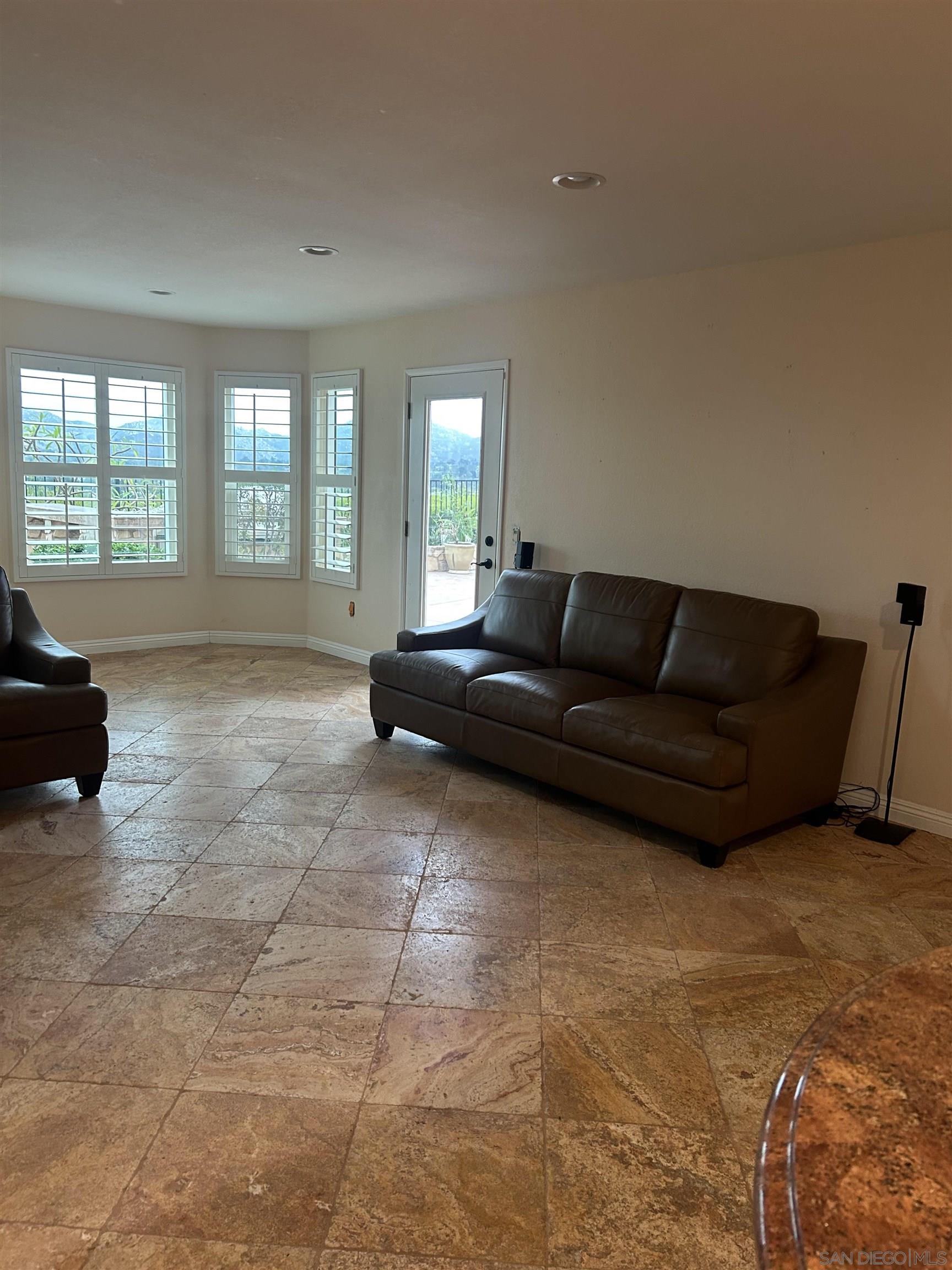 Detail Gallery Image 6 of 31 For 16521  Calle Pulido, San Diego,  CA 92128 - 5 Beds | 3 Baths