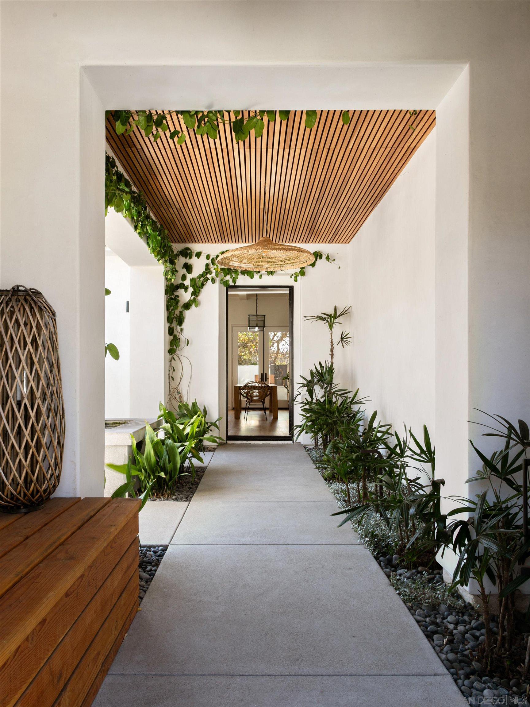 Detail Gallery Image 8 of 34 For 809  Sandy Court, Encinitas,  CA 92024 - 4 Beds | 3/1 Baths