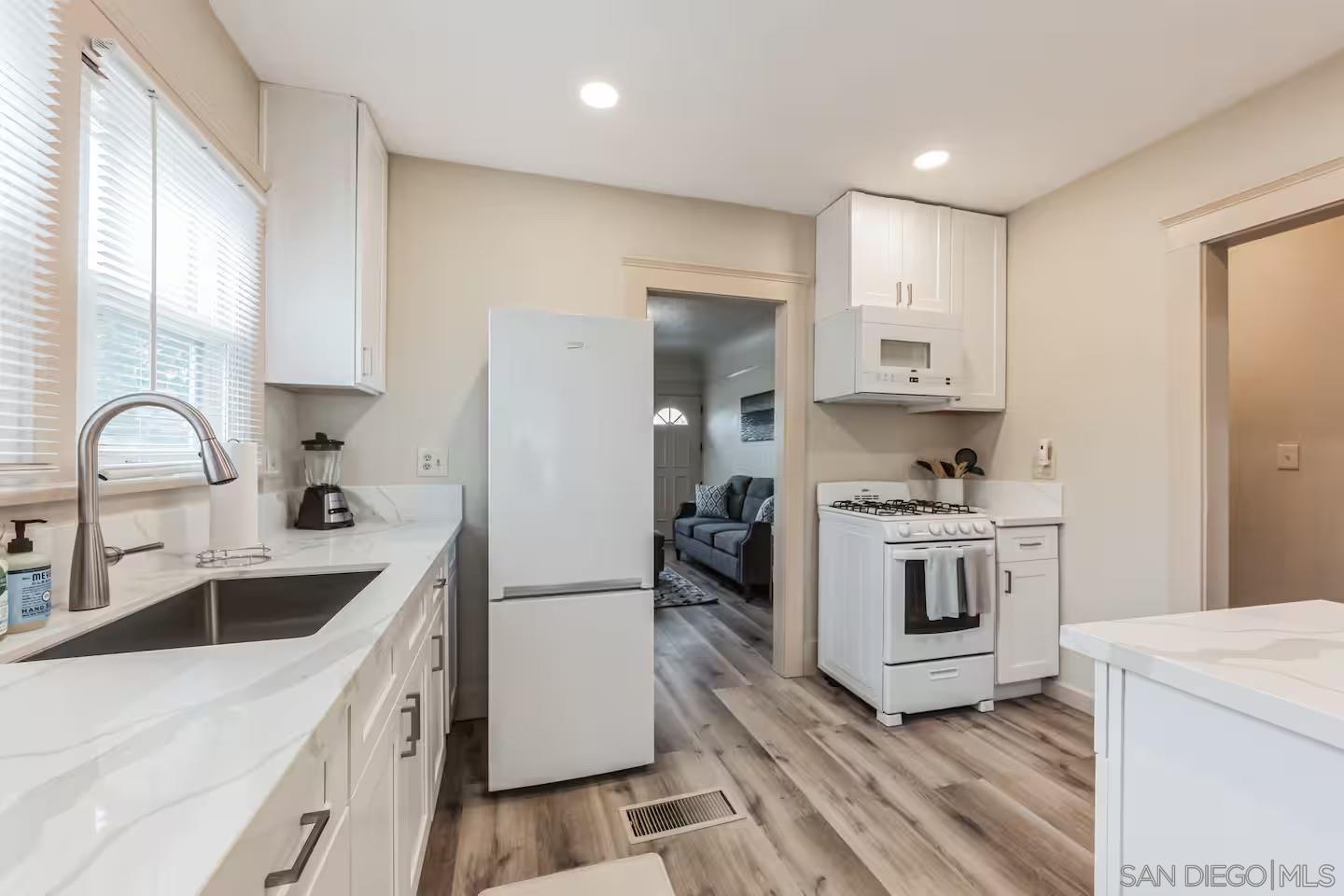 Detail Gallery Image 7 of 21 For 2147  Guizot, San Diego,  CA 92107 - 2 Beds | 1 Baths