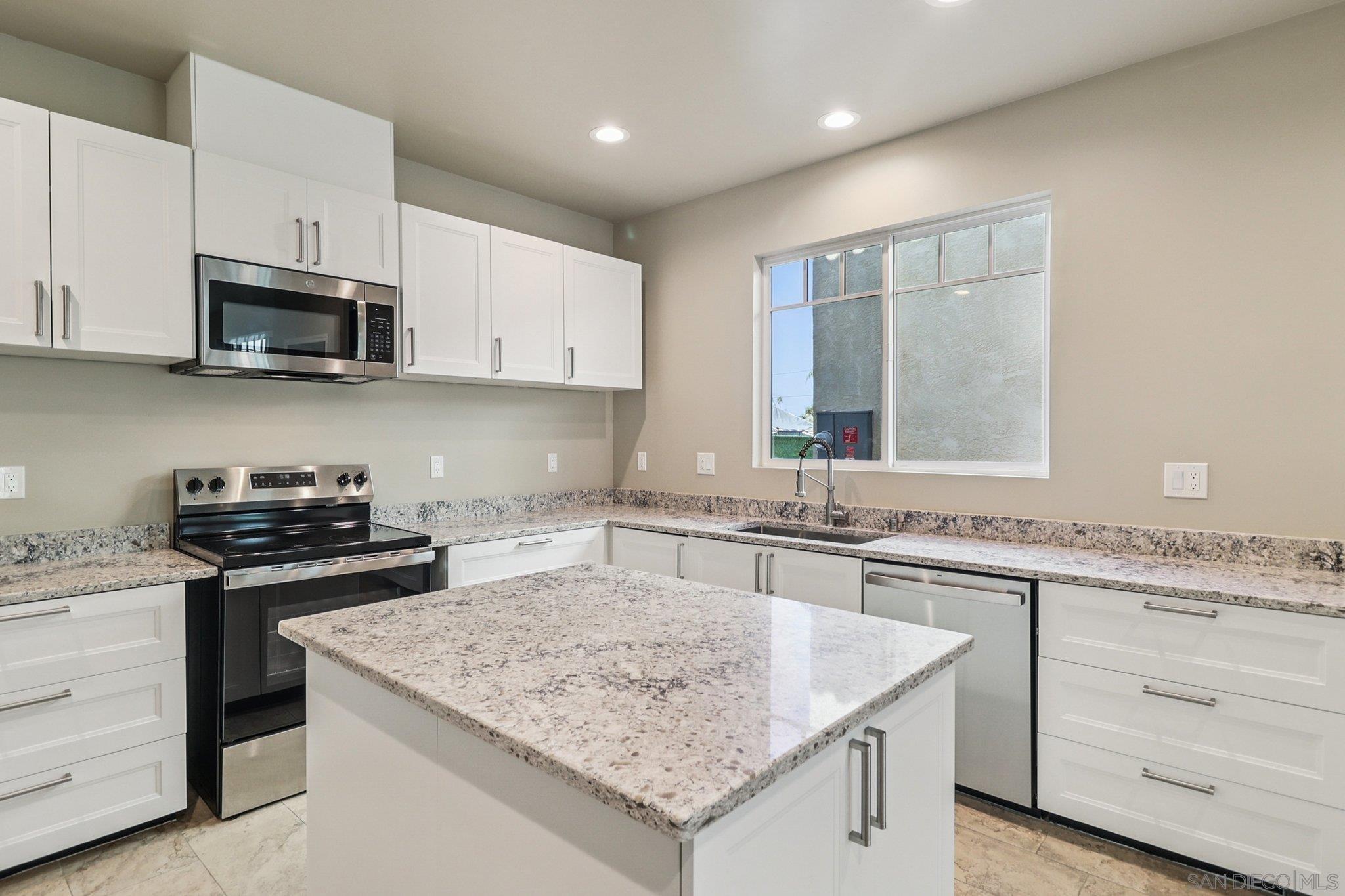 Detail Gallery Image 10 of 57 For 859  Florida St, Imperial Beach,  CA 91932 - 7 Beds | 5 Baths