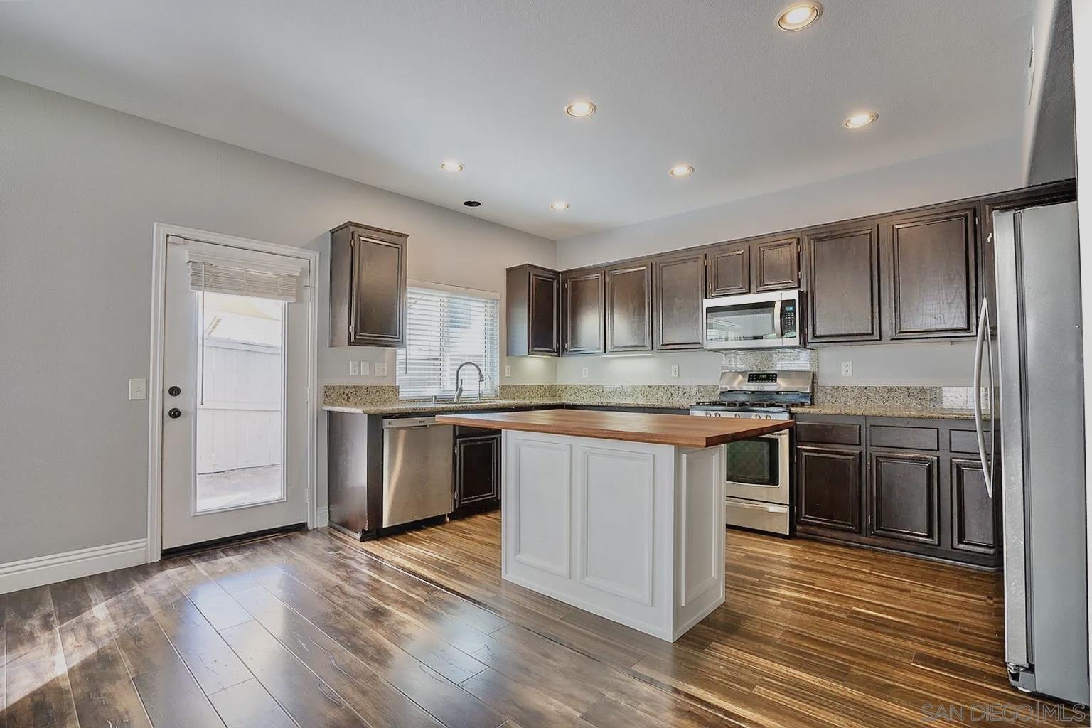 Front Image Thumbnail for SD250040371